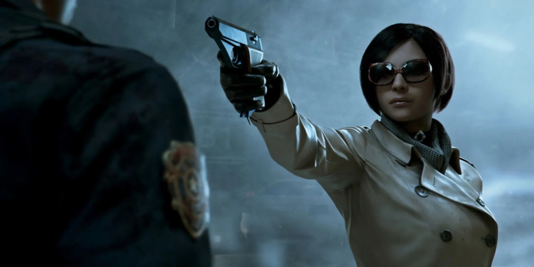 Ada Wong trong bộ áo khoác và kính, chĩa súng vào Leon trong Resident Evil 2, gợi mở bí ẩn cốt truyện.