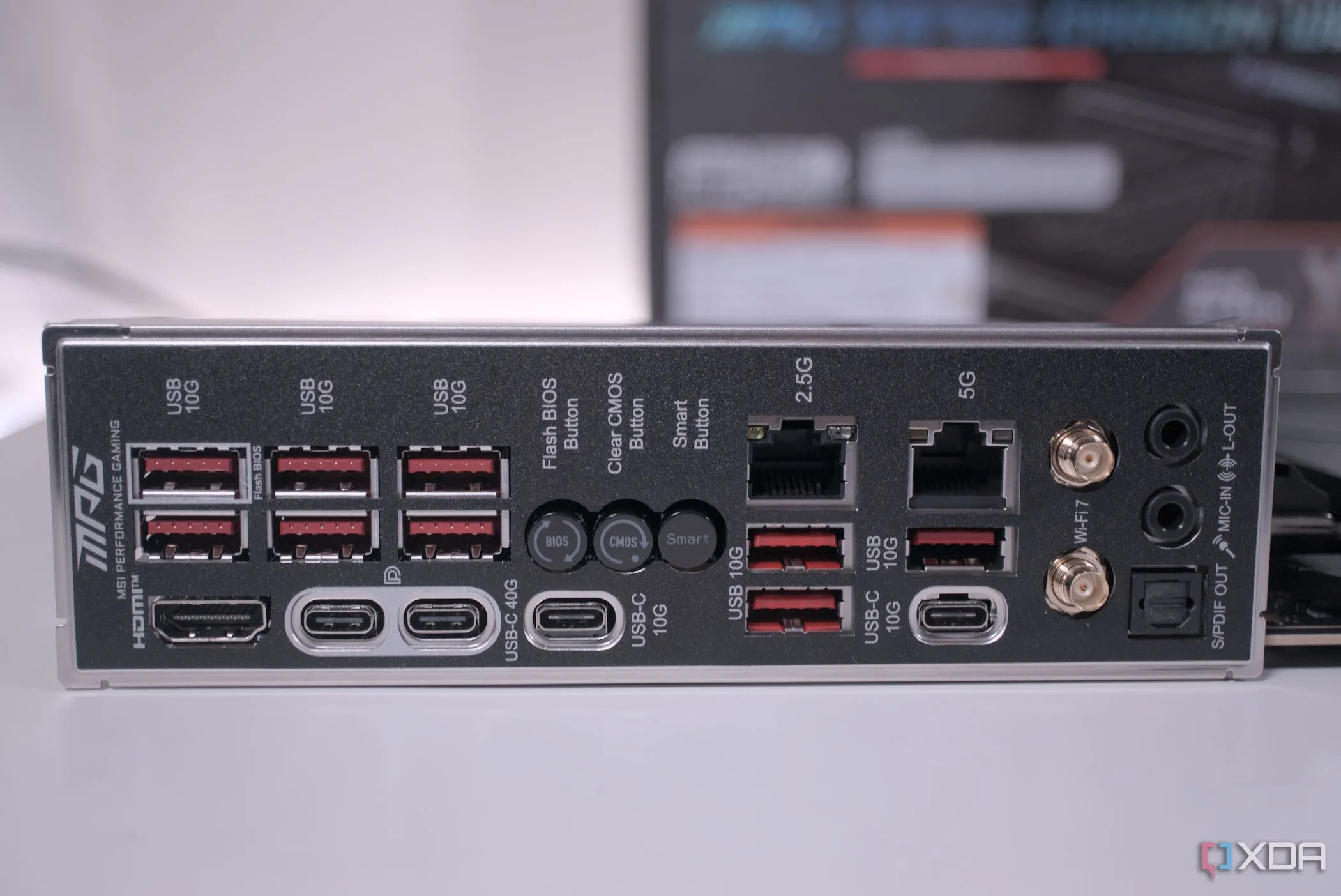 Ảnh mặt sau I/O của bo mạch chủ MSI MPG X870E Carbon WiFi