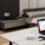 Anker 615 GaNPrime trên bàn làm việc đang sạc nhiều thiết bị công nghệ