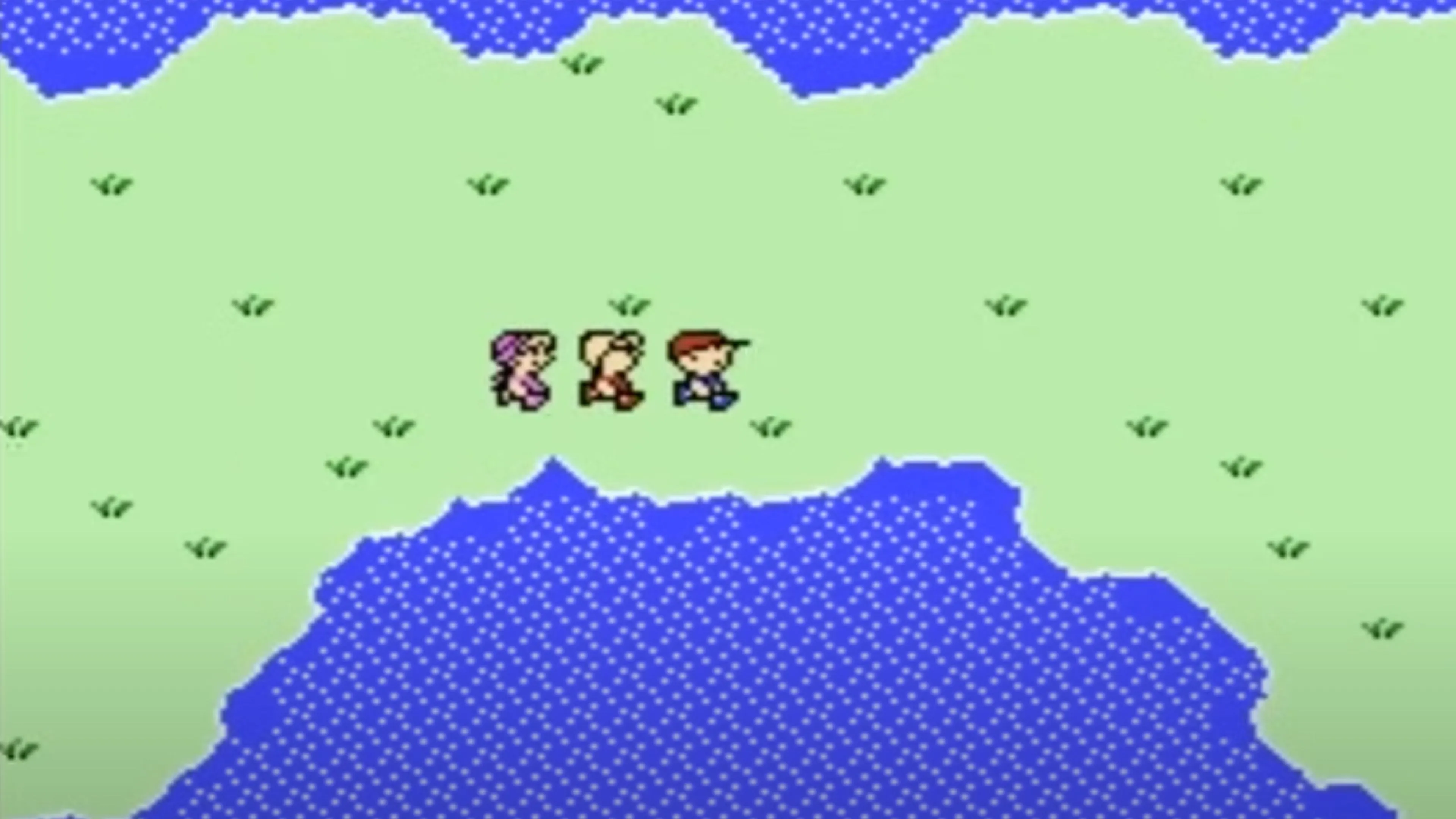 Ba nhân vật trong game Earthbound Beginnings đi bộ trên bản đồ