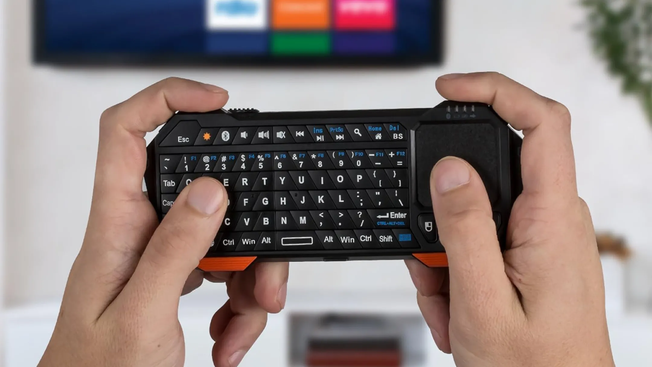 Bàn phím Fosmon mini với touchpad và các nút điều khiển chuyên dụng, hỗ trợ nhập liệu dễ dàng