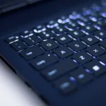 Bàn phím laptop gaming Alienware với hành trình phím sâu, độ ổn định và lực phản hồi tốt