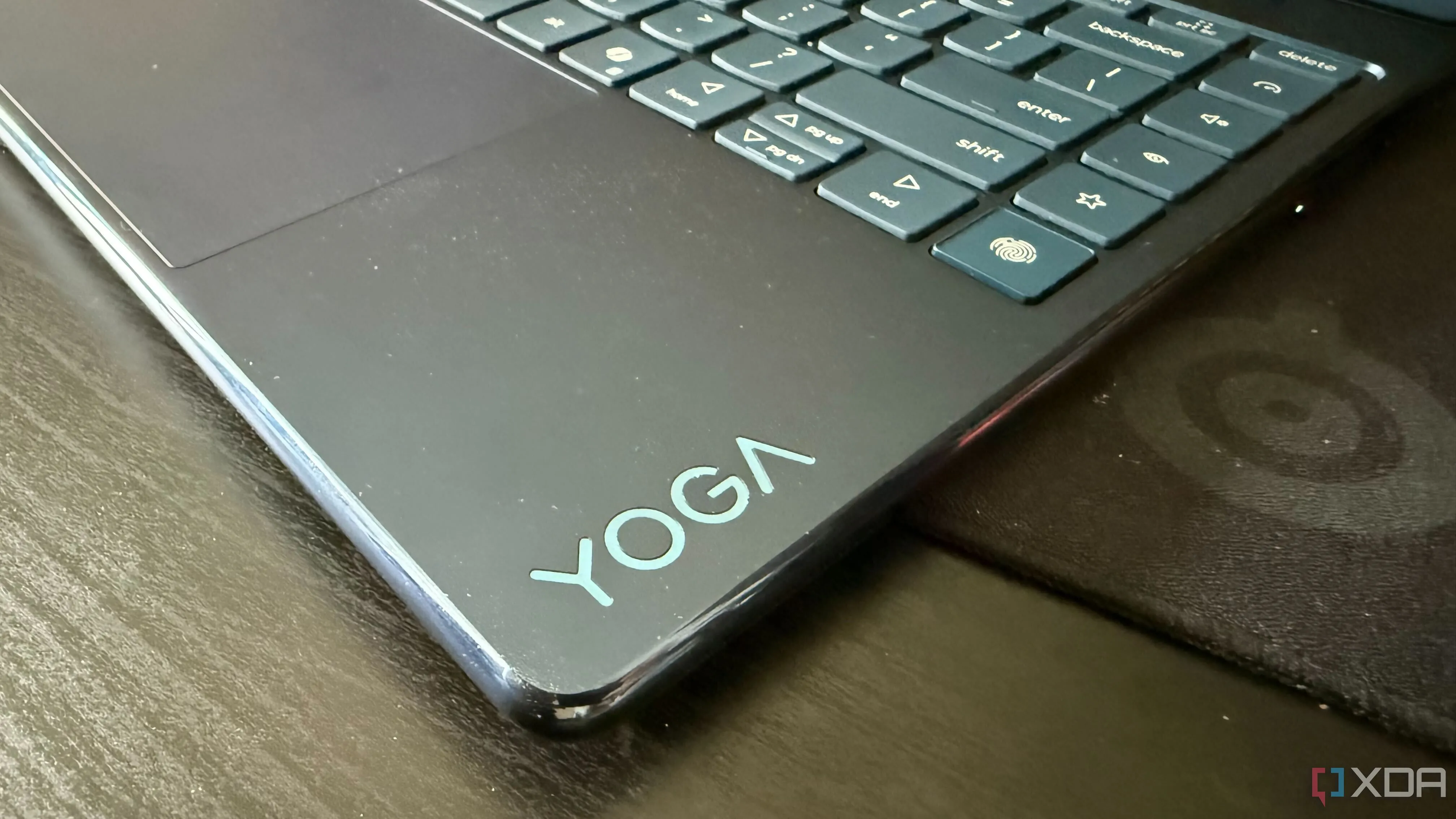 Bàn phím và touchpad rộng rãi của Lenovo Yoga 9i (2025) với lớp hoàn thiện màu Cosmic Blue