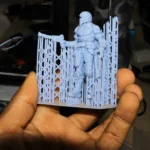 Bàn tay cầm vật thể in 3D, minh họa khả năng định danh máy in 3D bằng AI