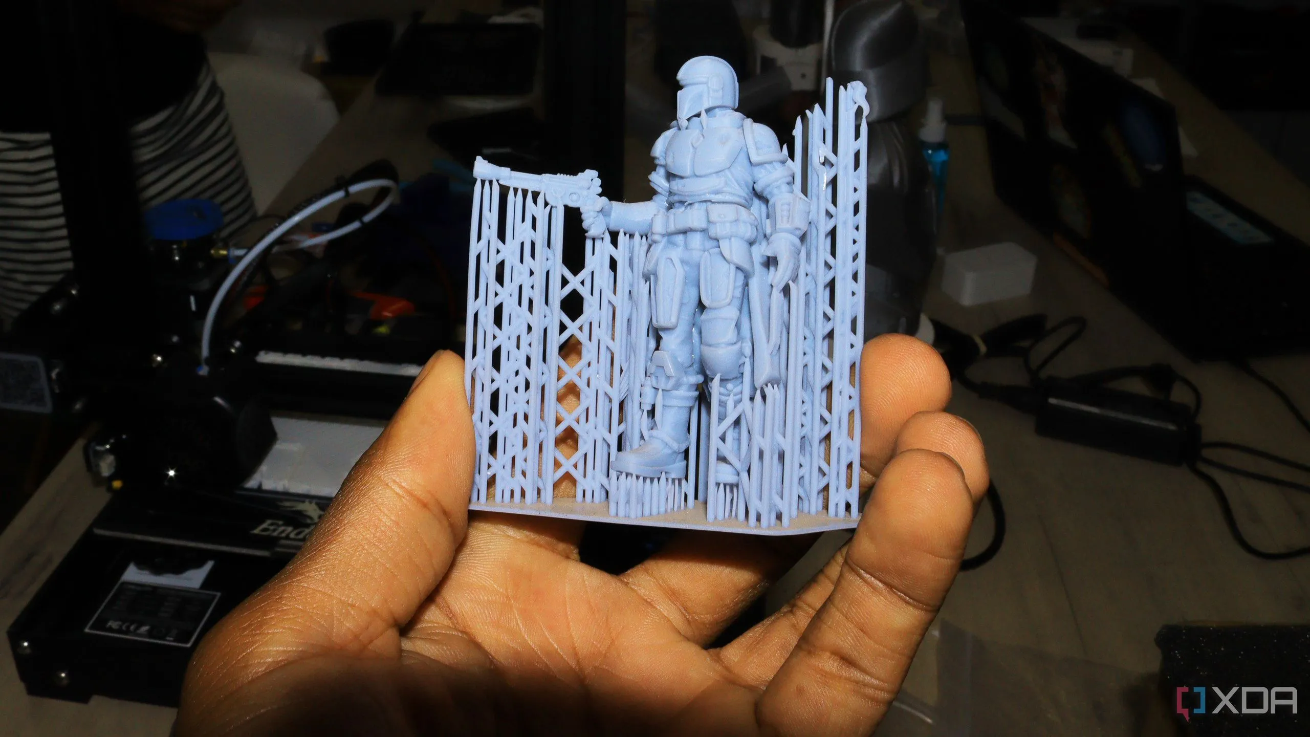 Bàn tay cầm vật thể in 3D, minh họa khả năng định danh máy in 3D bằng AI