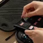 Bên trong bao da tomtoc Slim Carrying Case cho Nintendo Switch 2, với ngăn chứa băng game tích hợp và lớp bảo vệ màn hình.