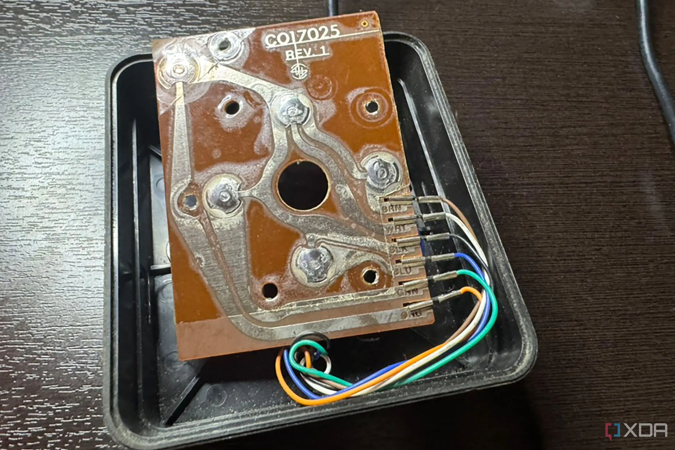 Bên trong cần điều khiển (joystick) của máy Atari 2600, minh họa cấu tạo đơn giản và cơ chế hoạt động bằng cách nối đất các chân.