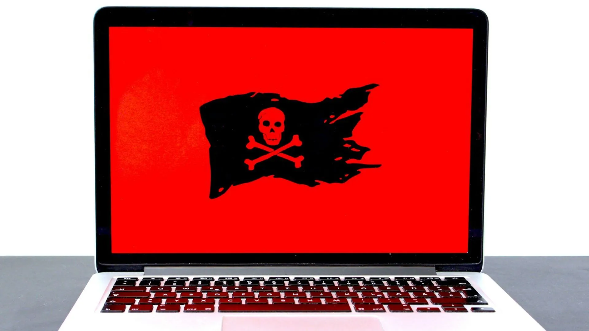 Biểu tượng cảnh báo nguy hiểm trên màn hình laptop biểu thị lỗ hổng bảo mật driver