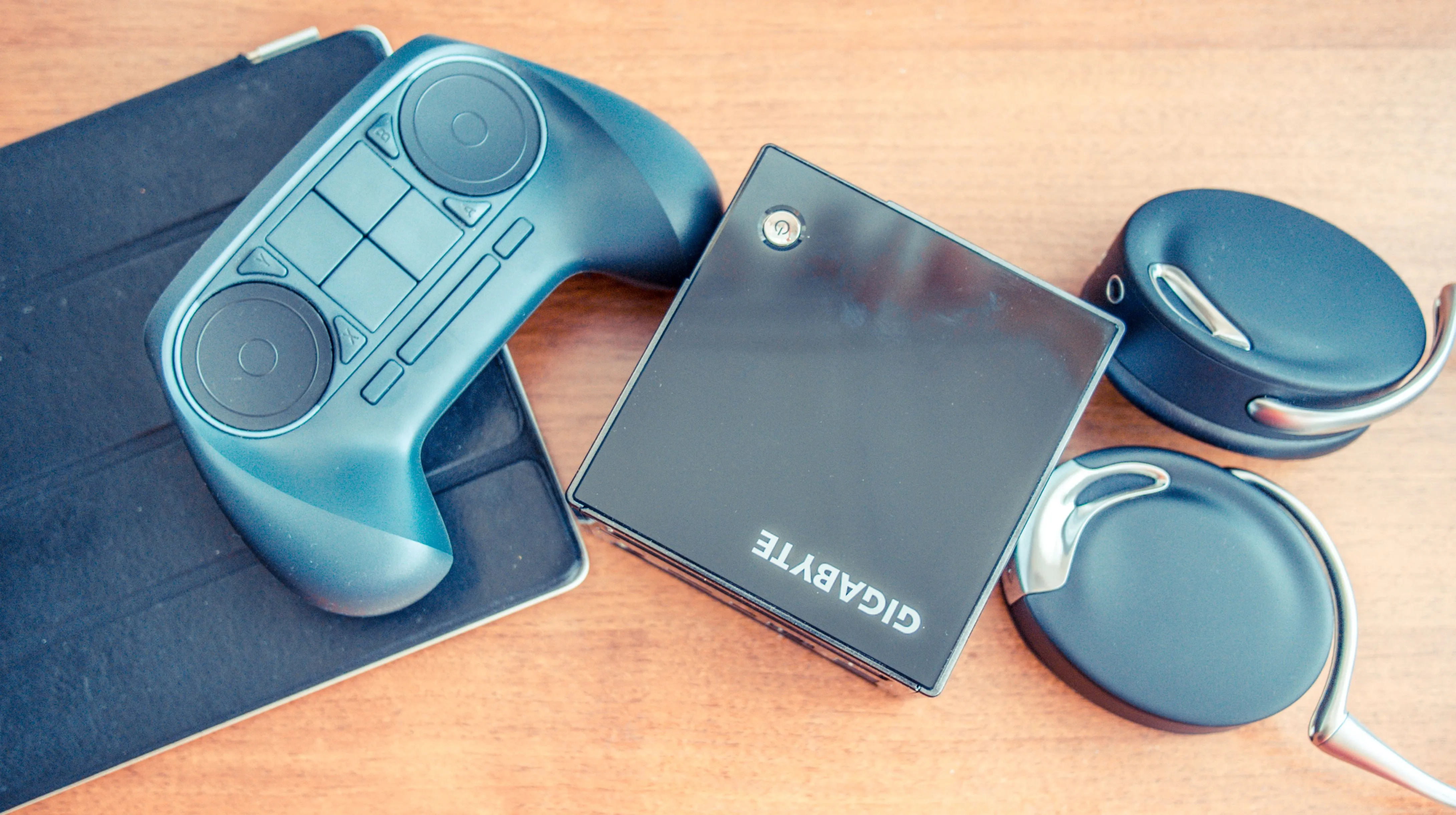 Bộ điều khiển Steam Controller đặt trên một máy chơi game Steam Machine từ Gigabyte
