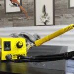 Bộ dụng cụ hàn thiếc đặt trên vỏ máy tính trong phòng thí nghiệm tại nhà.