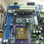 Bo mạch chủ ATX tiêu chuẩn nằm dọc trên bề mặt trắng, minh họa kích thước form factor.