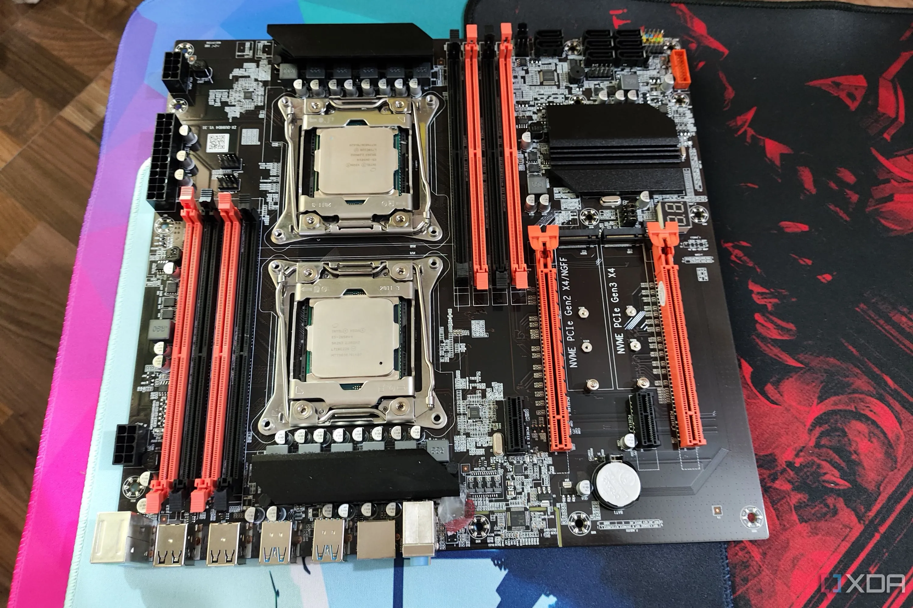 Bo mạch chủ server X99 với hai CPU Intel Xeon được gắn sẵn, minh họa hệ thống đa CPU.