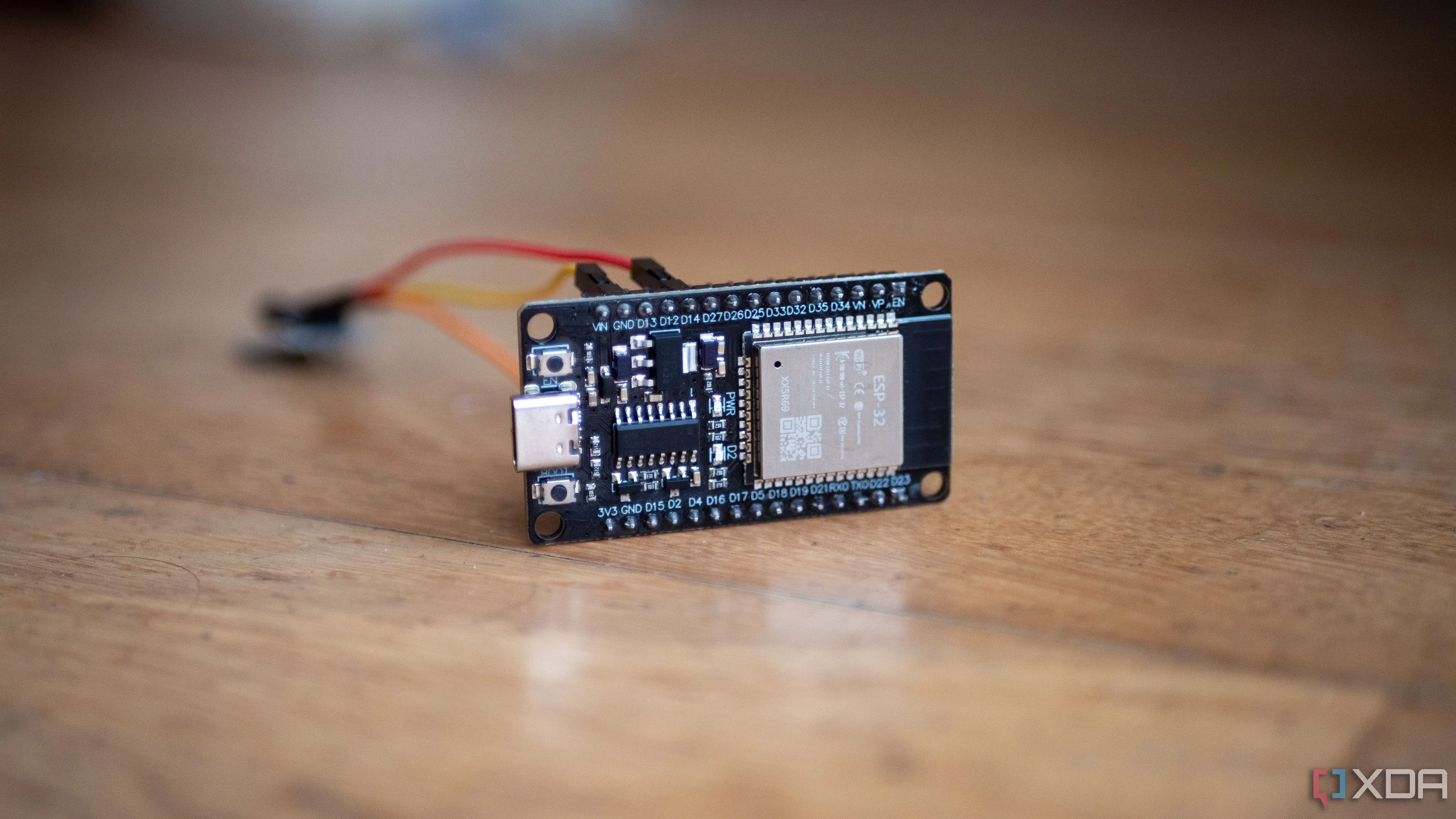 Bo mạch phát triển ESP32 trên bàn, có cảm biến rung kết nối bằng dây nhảy