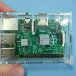 Bo mạch Raspberry Pi B+ trong vỏ trong suốt, minh chứng cho hiệu năng ổn định khi giả lập game retro.