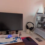 Bộ PC gaming với màn hình đen, thể hiện không gian bàn làm việc gọn gàng