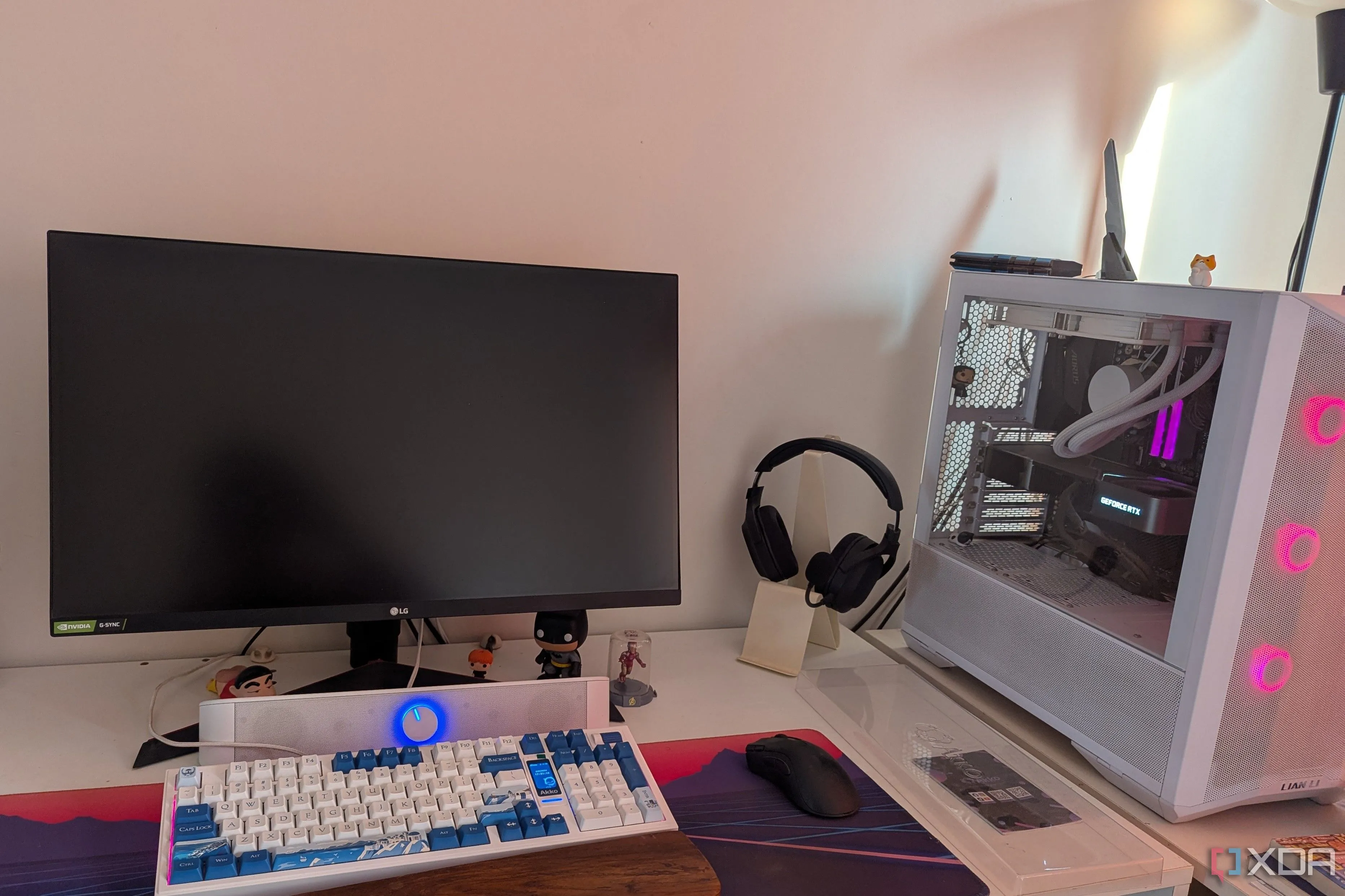 Bộ PC gaming với màn hình đen, thể hiện không gian bàn làm việc gọn gàng