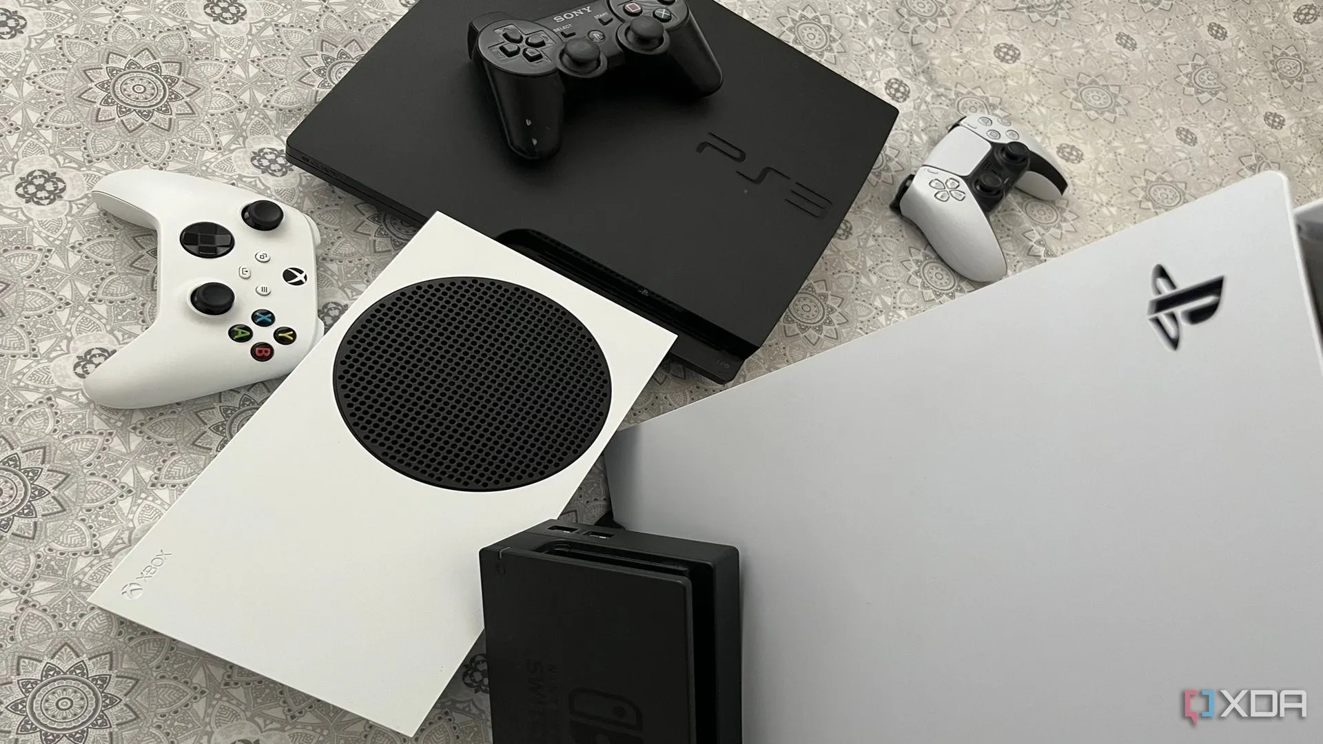 Bộ sưu tập các máy chơi game console PlayStation 5, Xbox Series X, Nintendo Switch và PlayStation 3