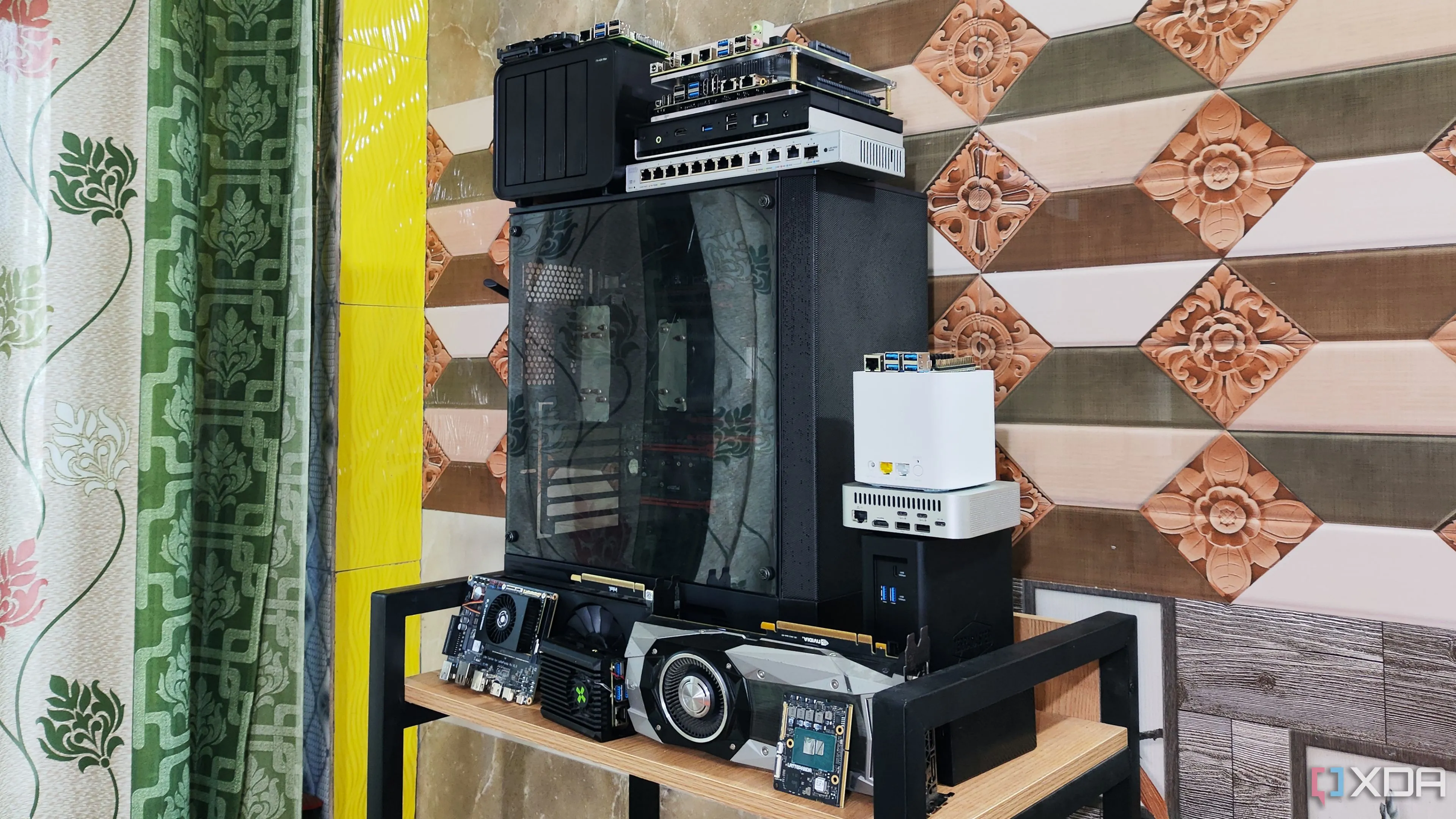 Bộ sưu tập các thiết bị Home Lab trong không gian làm việc cá nhân.