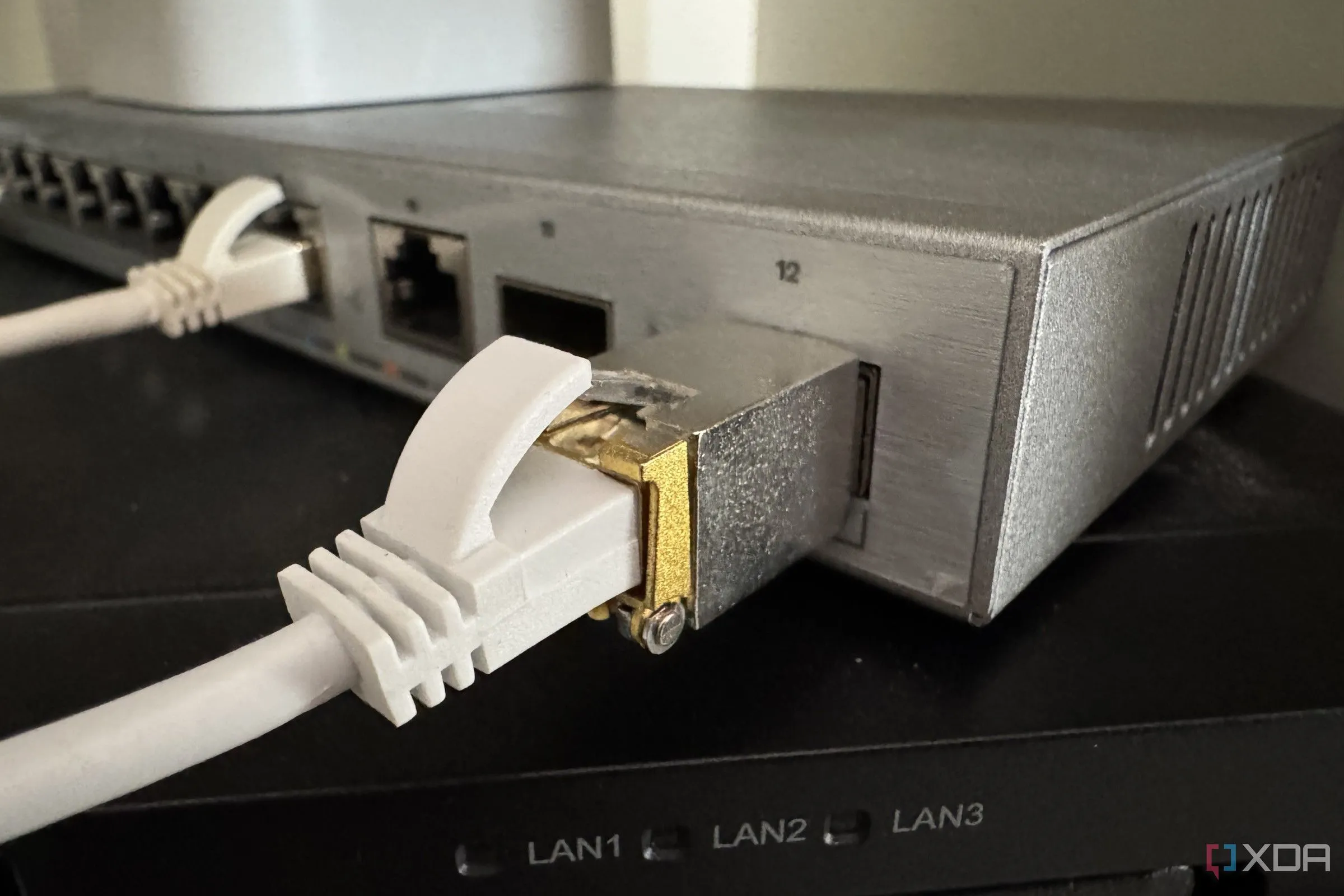 Bộ thu phát SFP+ 10GBase-T đang cắm vào cổng mạng trên switch, thể hiện sự nhỏ gọn nhưng tiềm ẩn vấn đề nhiệt độ.