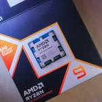 Bộ xử lý CPU AMD Ryzen 9 9950X3D thế hệ mới trên vỏ hộp, minh họa cho việc undervolting giúp giảm điện năng tiêu thụ mà vẫn giữ hiệu suất.