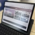 Boox Tab Ultra C Pro trên bàn, hiển thị trang web XDA từ góc phải