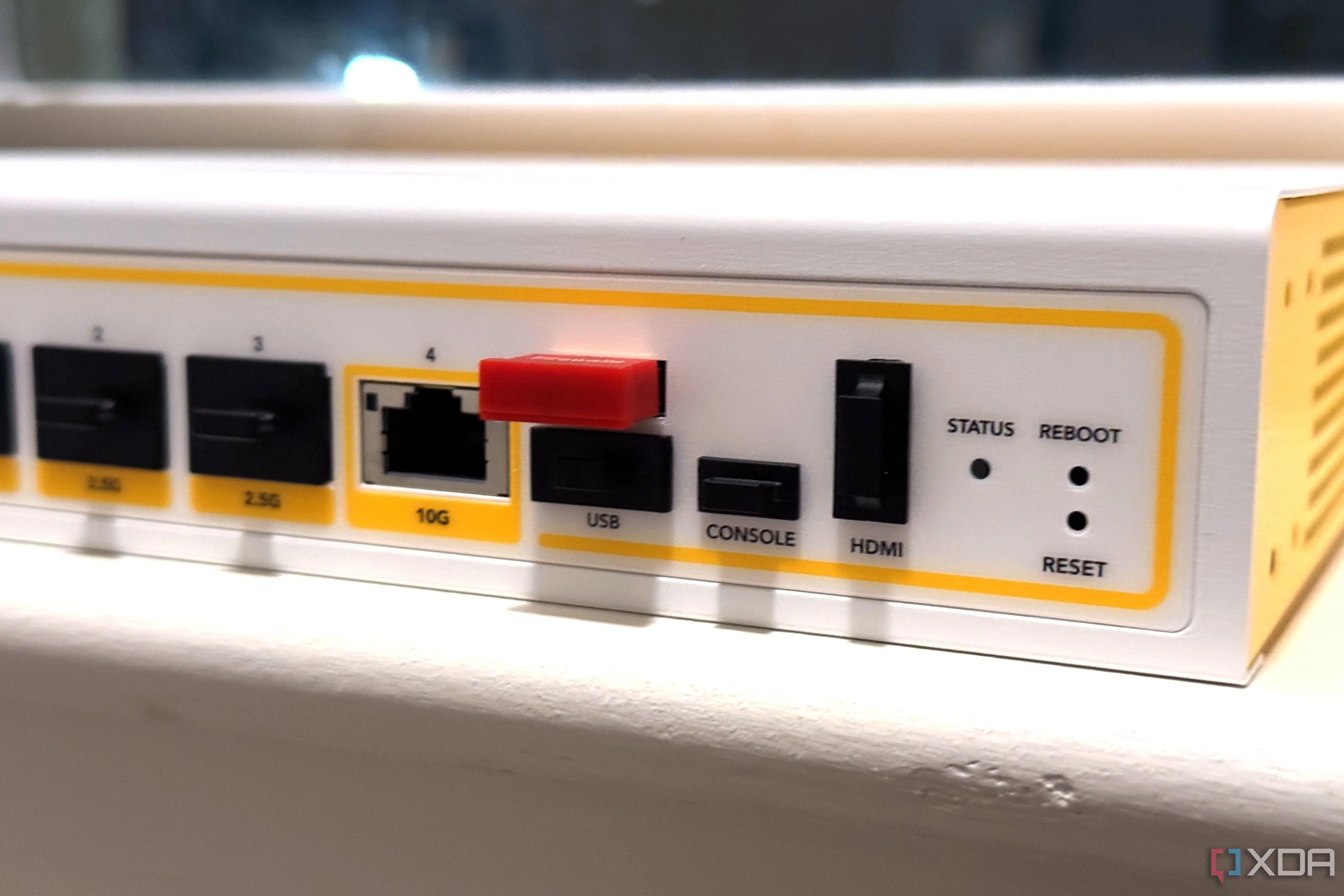 Các cổng kết nối của thiết bị tường lửa Firewalla Gold Pro, bao gồm cổng RJ45 10GbE, minh họa cho các thiết bị mạng cao cấp.