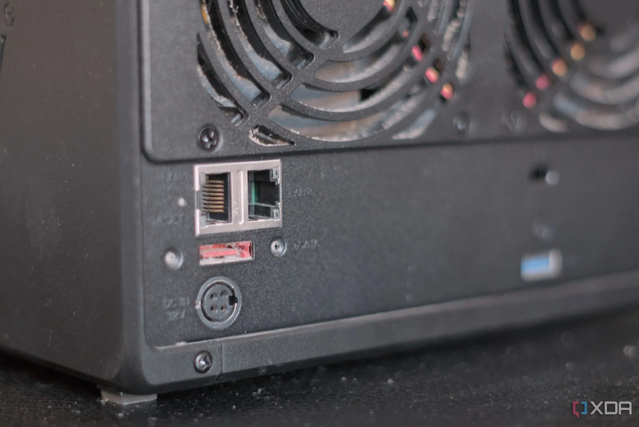 Các cổng kết nối phía sau của thiết bị NAS Synology DiskStation DS1019+, nhấn mạnh nhu cầu kiểm soát các giao thức truyền tải dữ liệu như FTP.