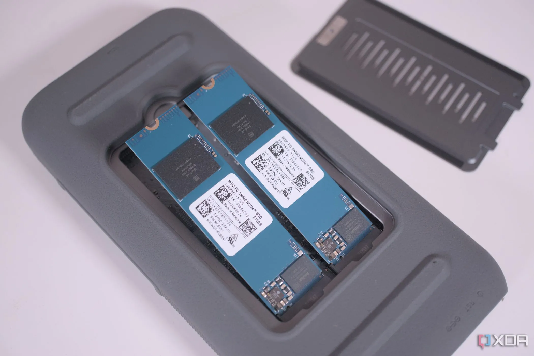 Cài đặt SSD bên trong thiết bị NAS UnifyDrive UT2
