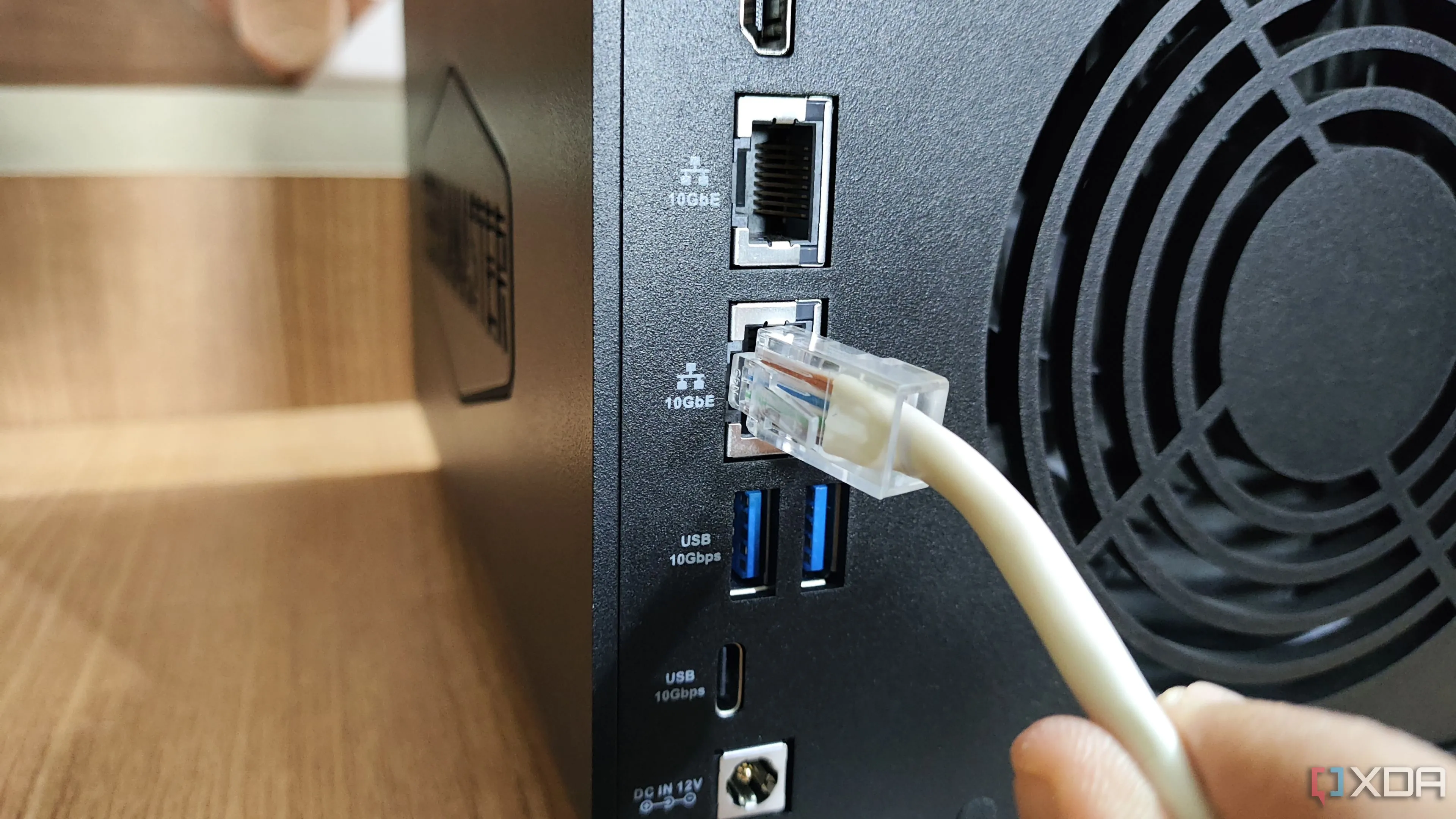 Cắm cáp Ethernet vào cổng LAN 10GbE của NAS TerraMaster F4-424 Max, minh họa việc quản lý các kết nối mạng và cài đặt chuyển tiếp cổng.