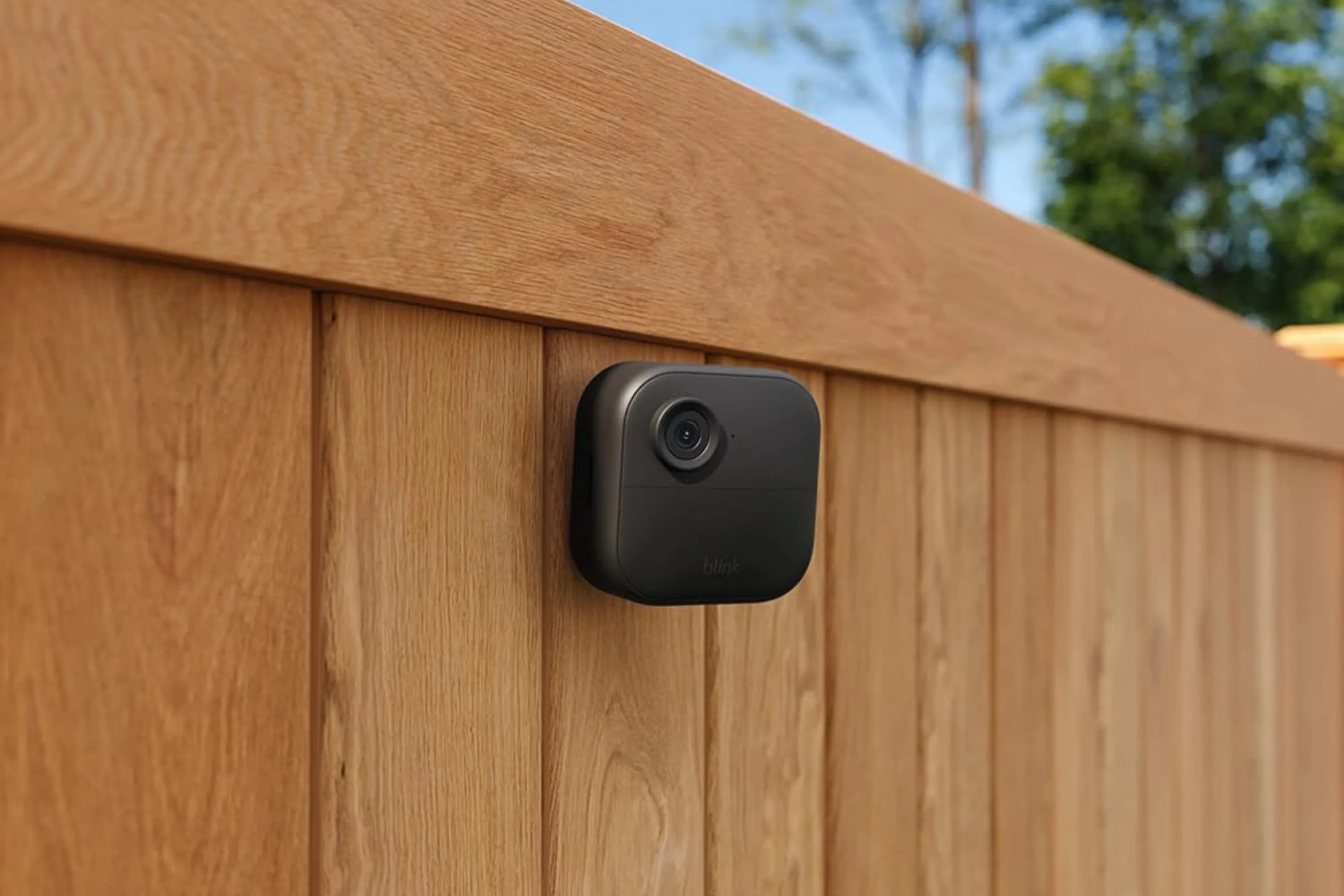 Camera Blink Outdoor 4 gắn trên hàng rào giám sát ngoài trời