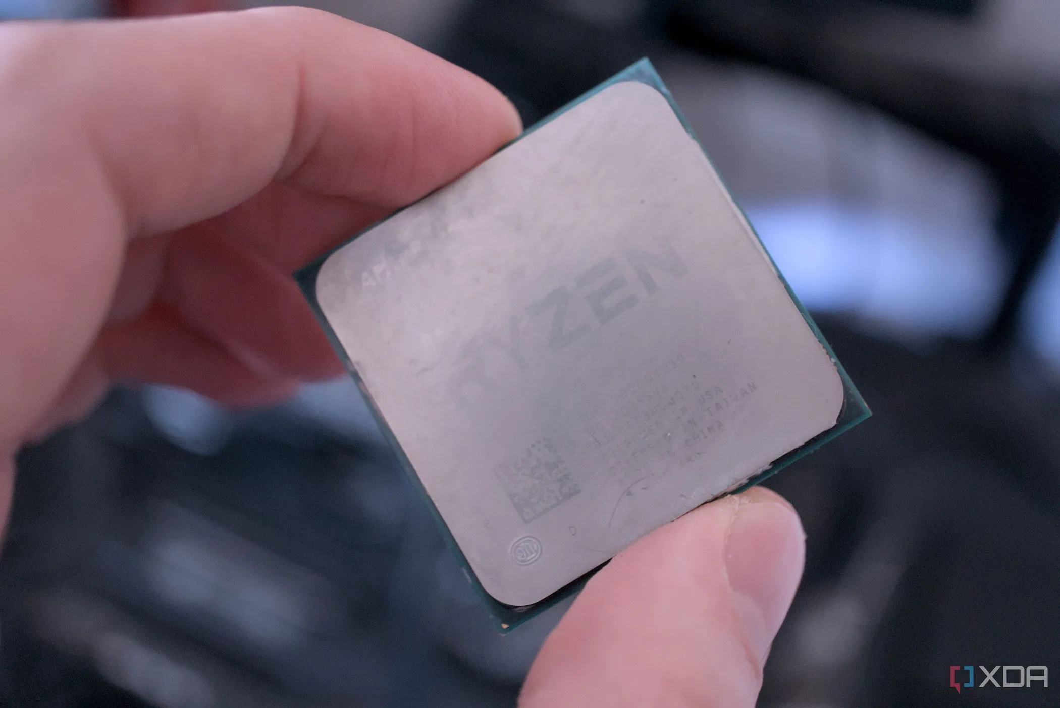 Cận cảnh bề mặt IHS của vi xử lý AMD Ryzen 9 5950X