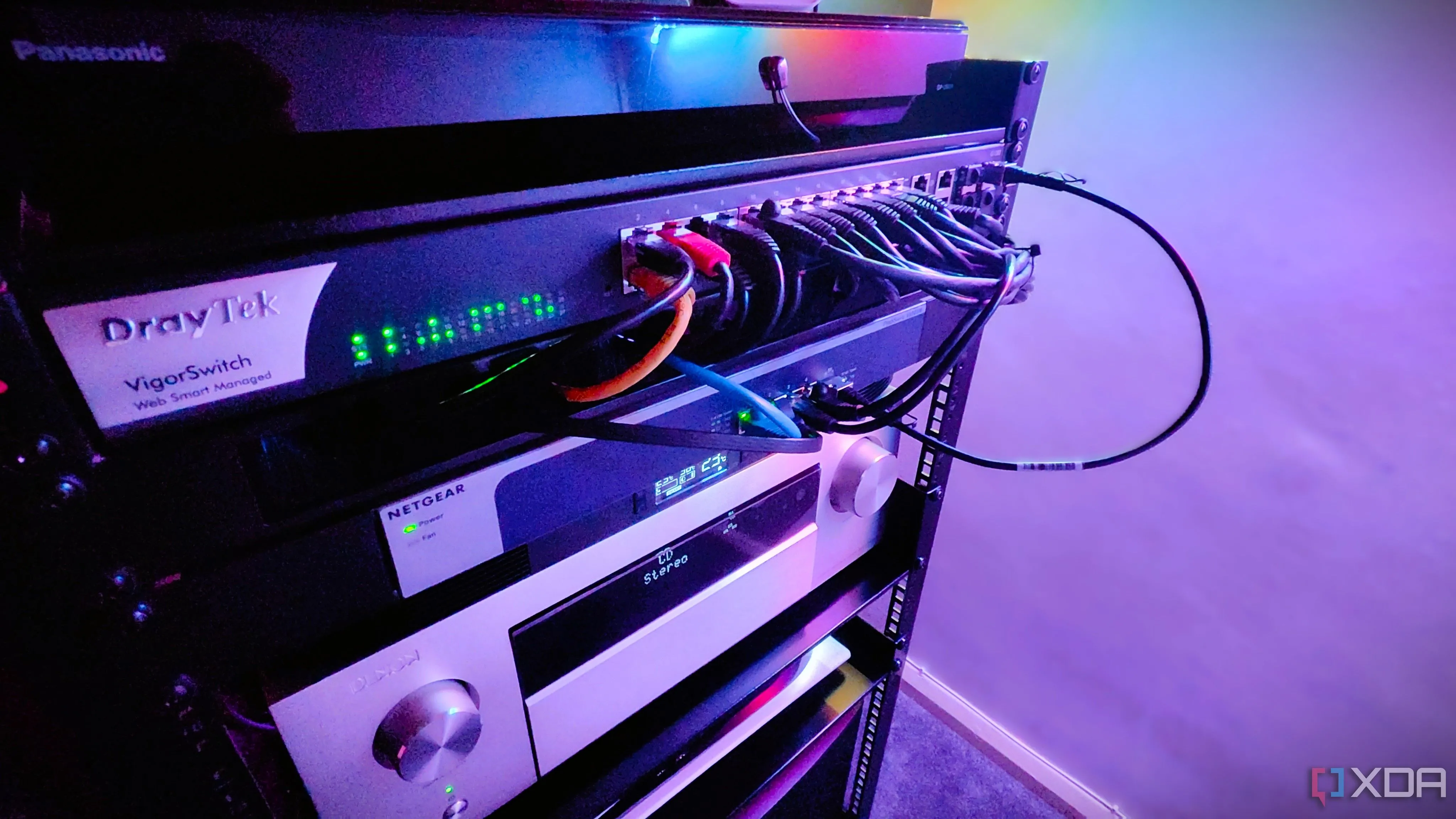 Cận cảnh bộ chuyển mạch mạng (managed switch) với nhiều cổng kết nối