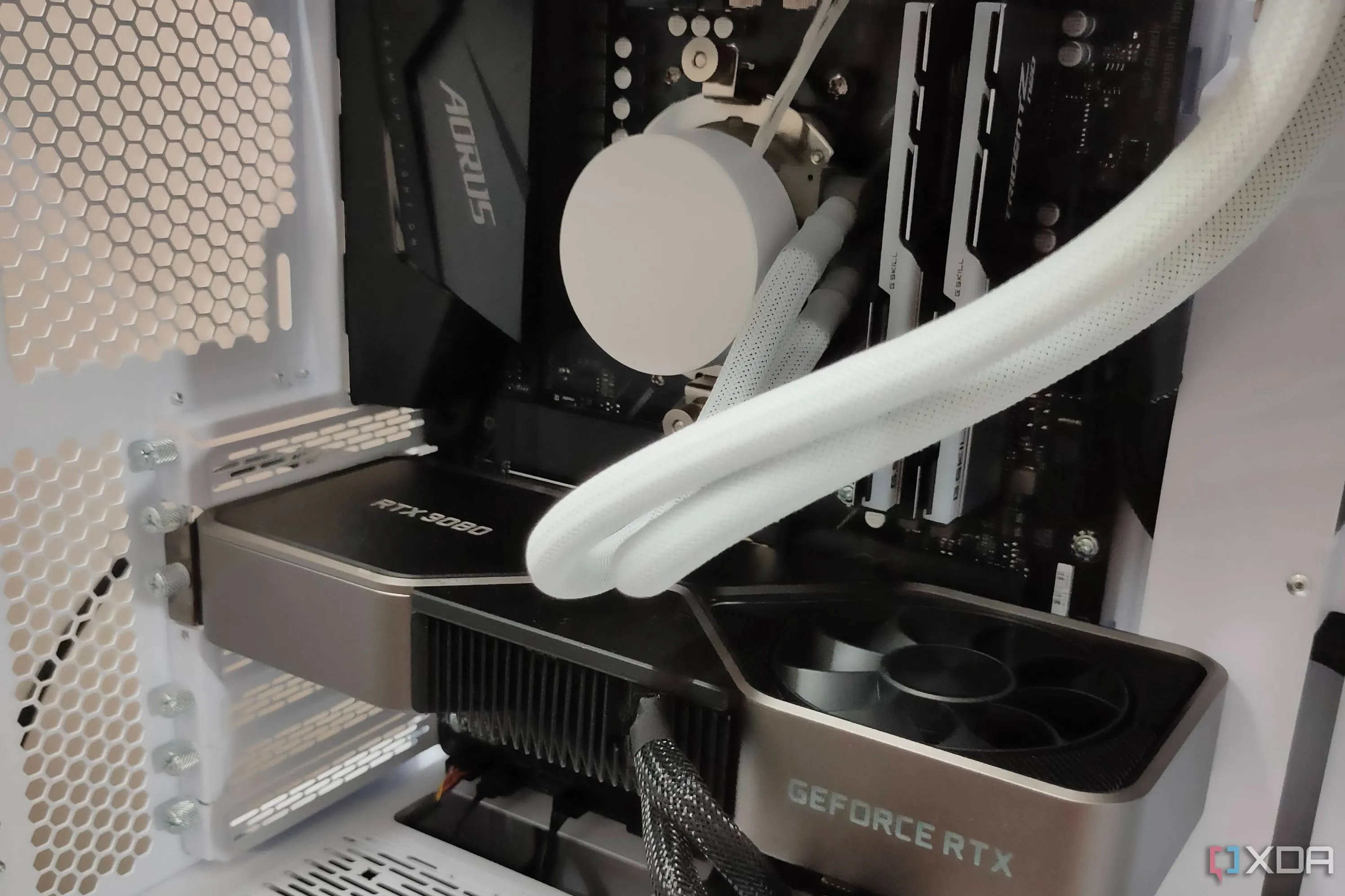 Cận cảnh card đồ họa GeForce RTX 3080 FE bên trong một PC gaming tông trắng