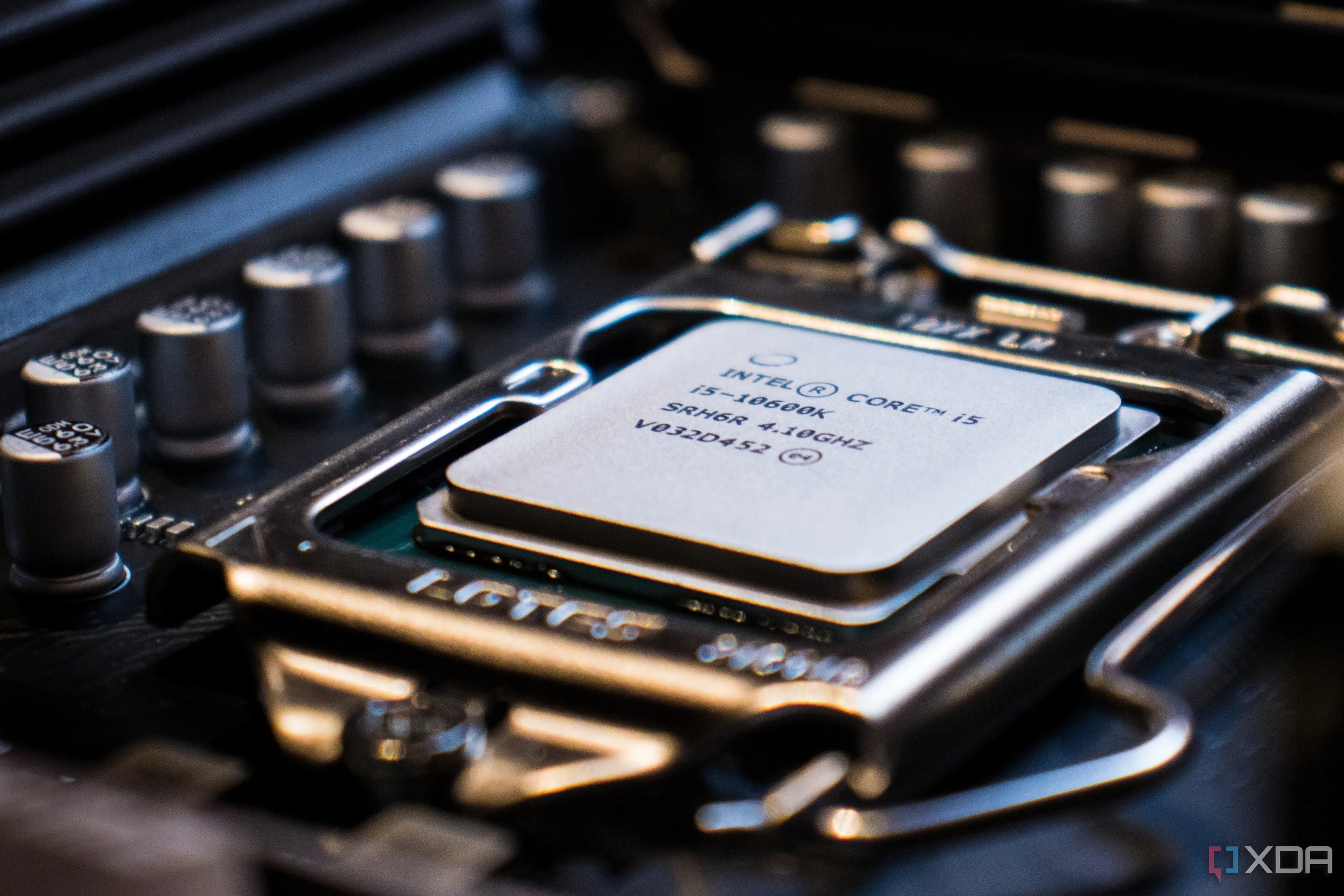 Cận cảnh chip CPU Intel Core i5 gắn trên bo mạch chủ