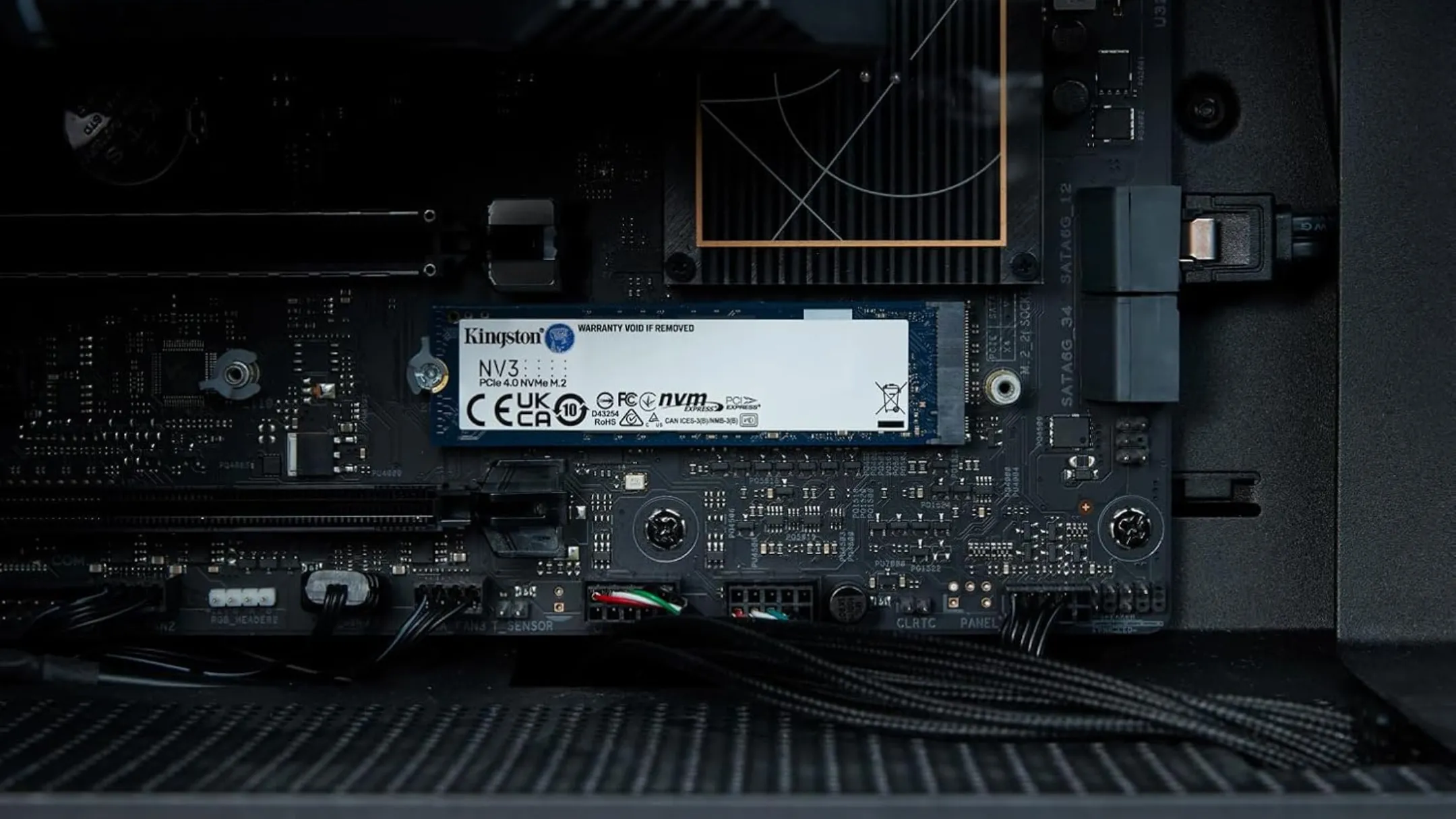 Cận cảnh chip điều khiển và chip nhớ của SSD Kingston NV3 1TB M.2