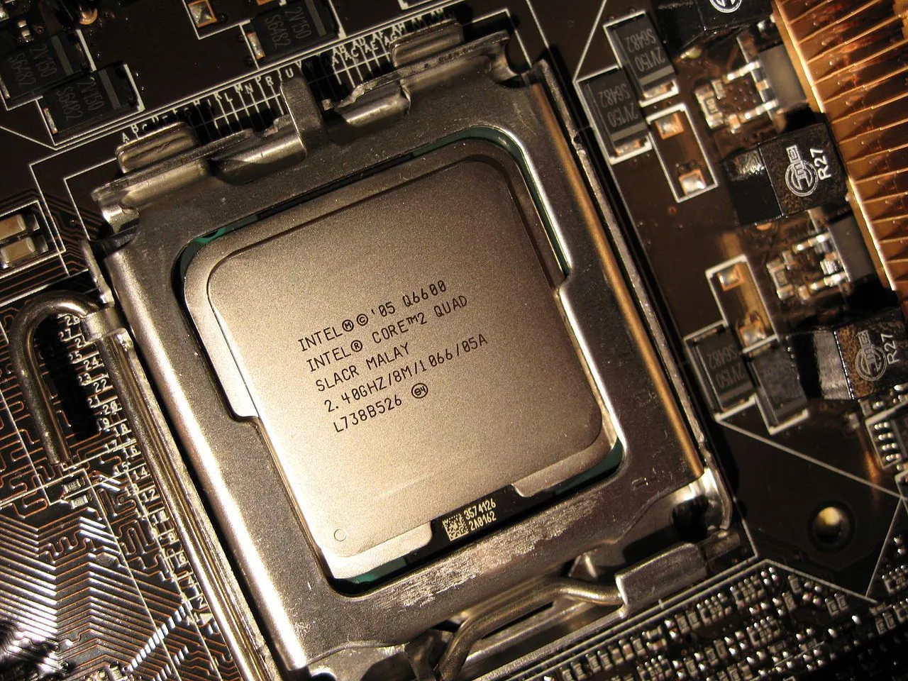 Cận cảnh chip Intel Core 2 Quad Q6600 - bộ xử lý 4 nhân huyền thoại