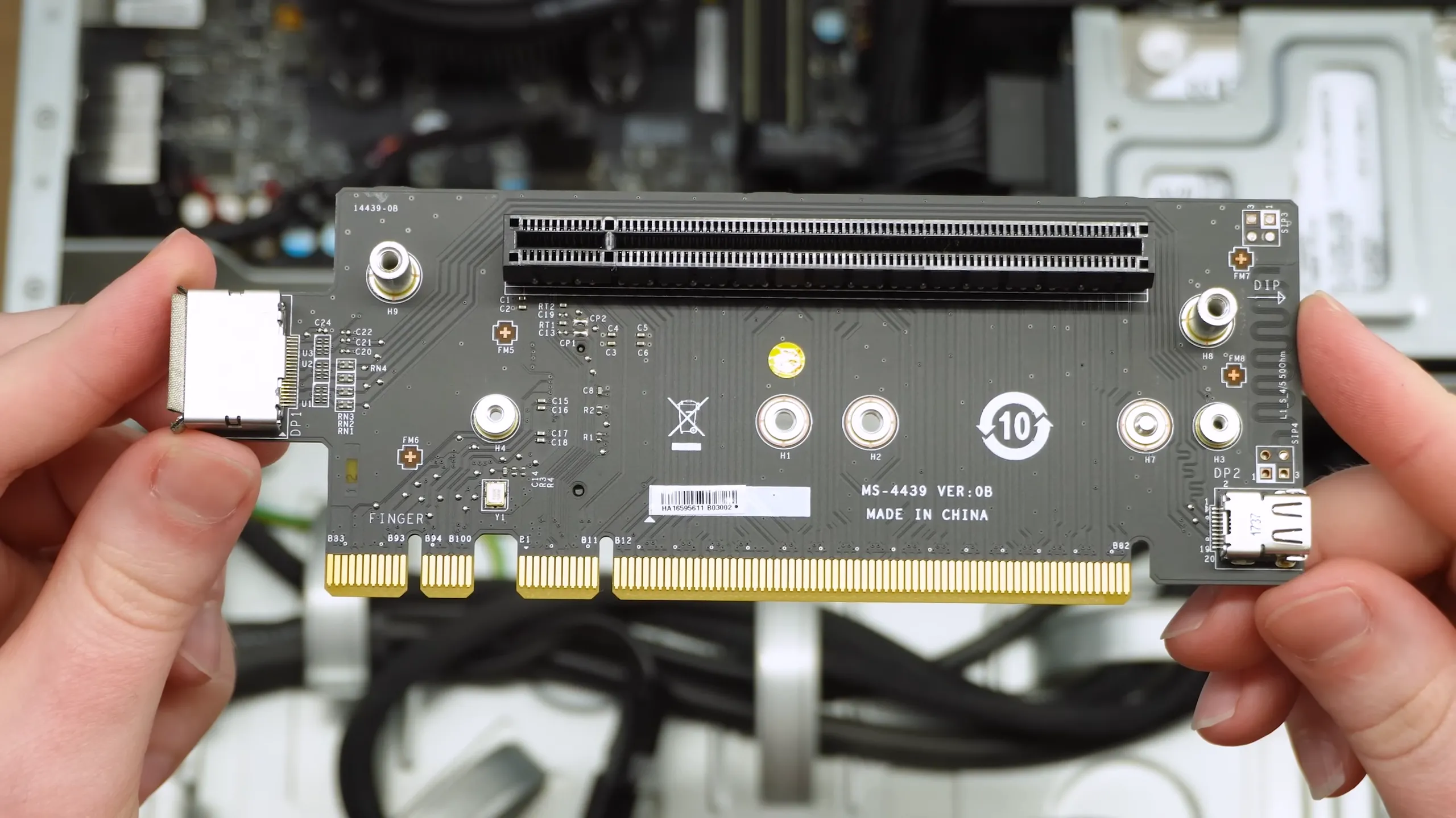 Cận cảnh GPU riser tích hợp khe M.2 NVMe và cổng DisplayPort trên nguyên mẫu Steambox của Valve, do Bringus Studios phát hiện.