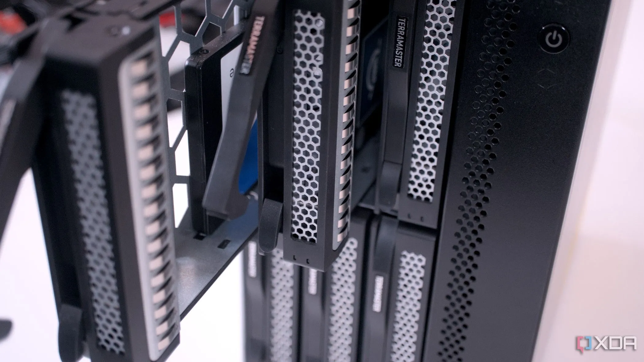 Cận cảnh khay ổ đĩa của NAS TerraMaster T6-423