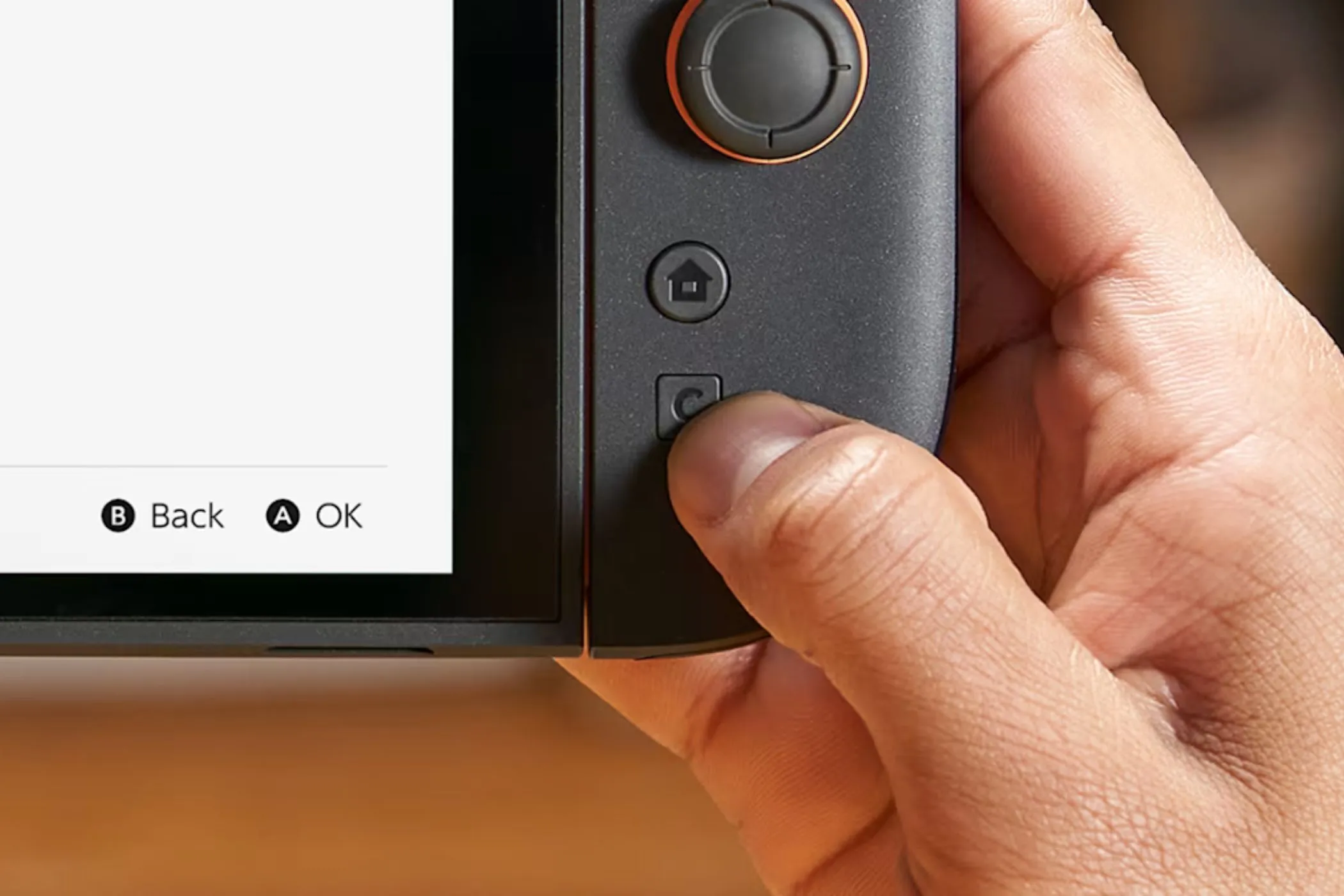 Cận cảnh nút C trên bộ điều khiển Nintendo Switch 2, liên quan đến tính năng Game Chat