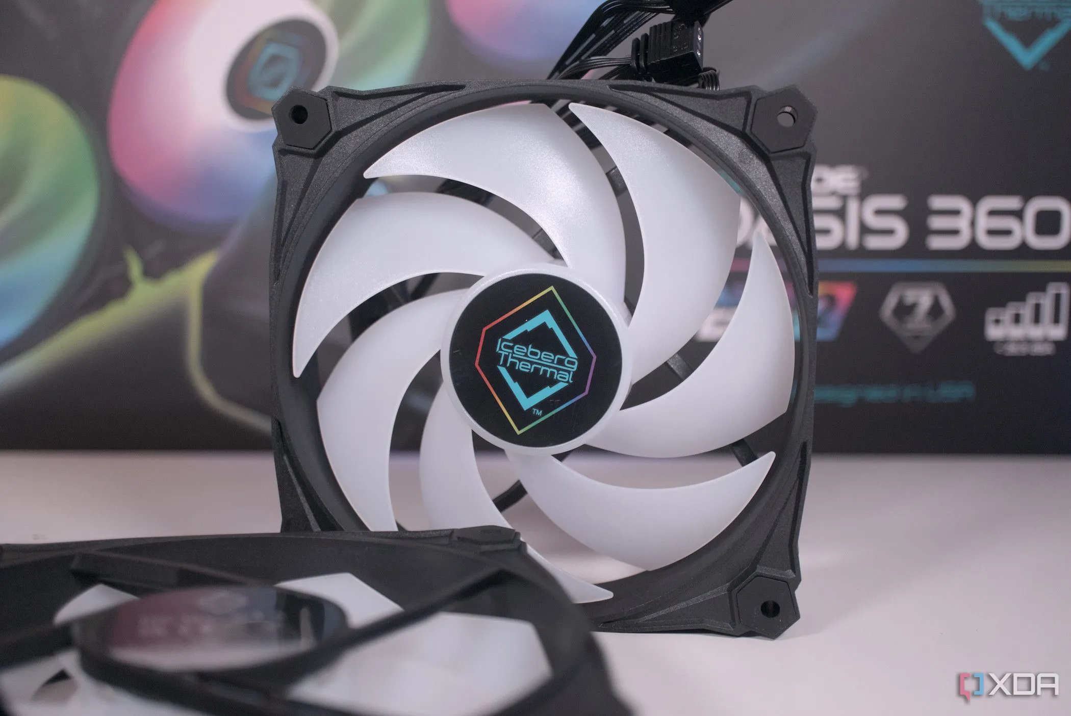 Cận cảnh quạt tản nhiệt từ bộ tản nhiệt nước AIO Iceberg Thermal IceFLOE Oasis 360 cho PC
