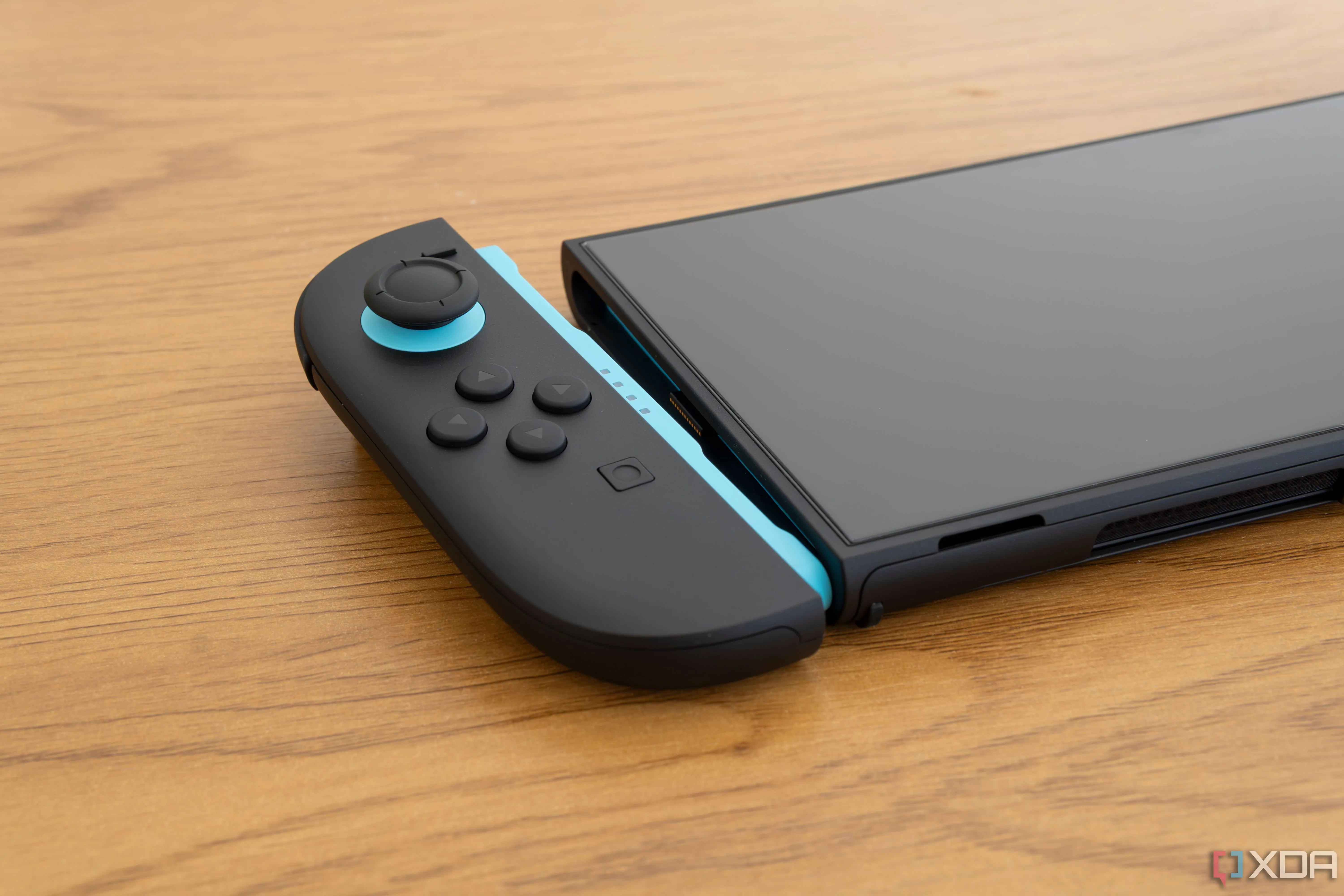 Cận cảnh tay cầm Joy-Con 2 đã tháo rời bên cạnh khe cắm tương ứng trên console