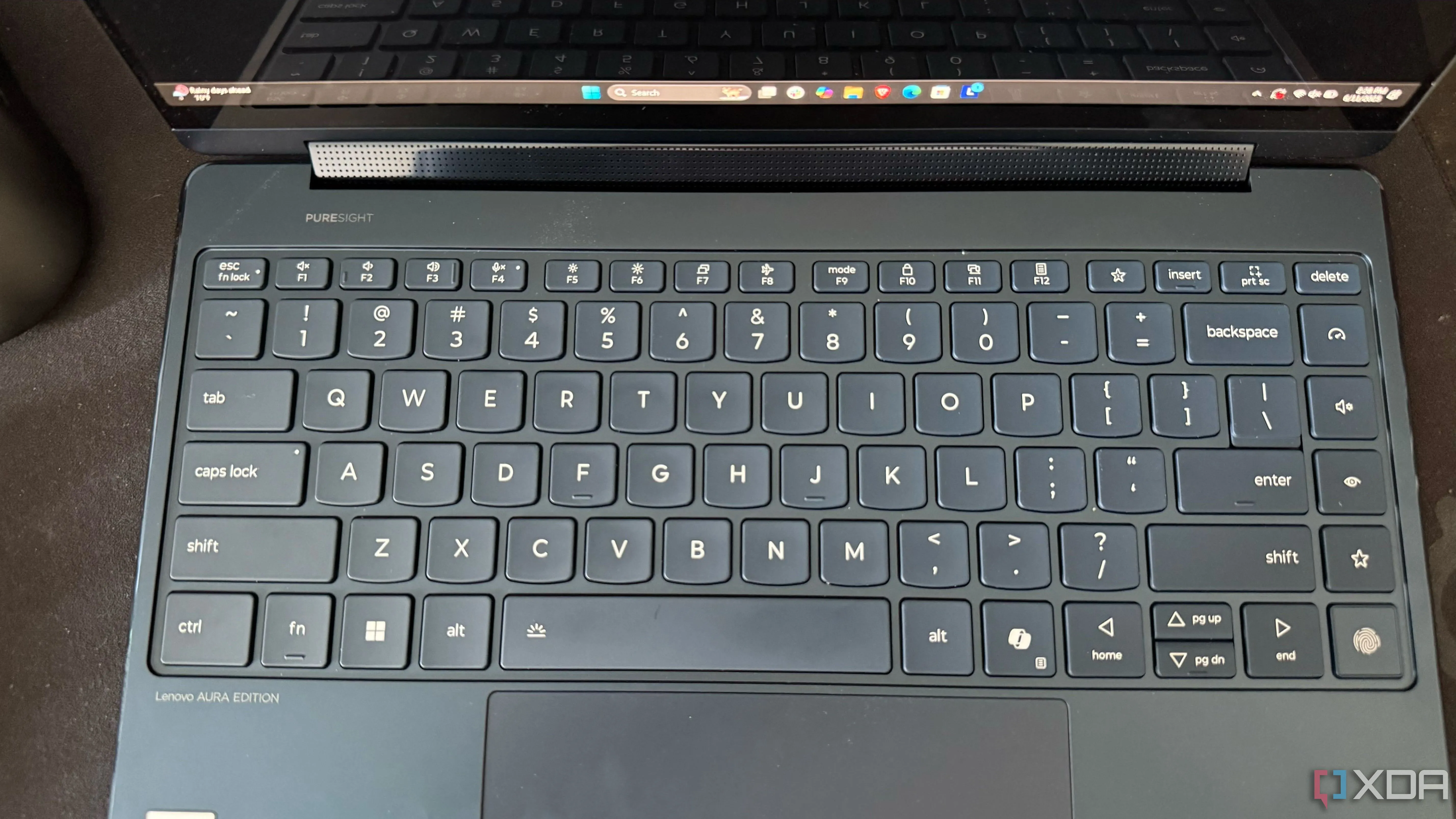 Cạnh bên của Lenovo Yoga 9i (2025) hiển thị các cổng kết nối USB-C Thunderbolt và USB-A