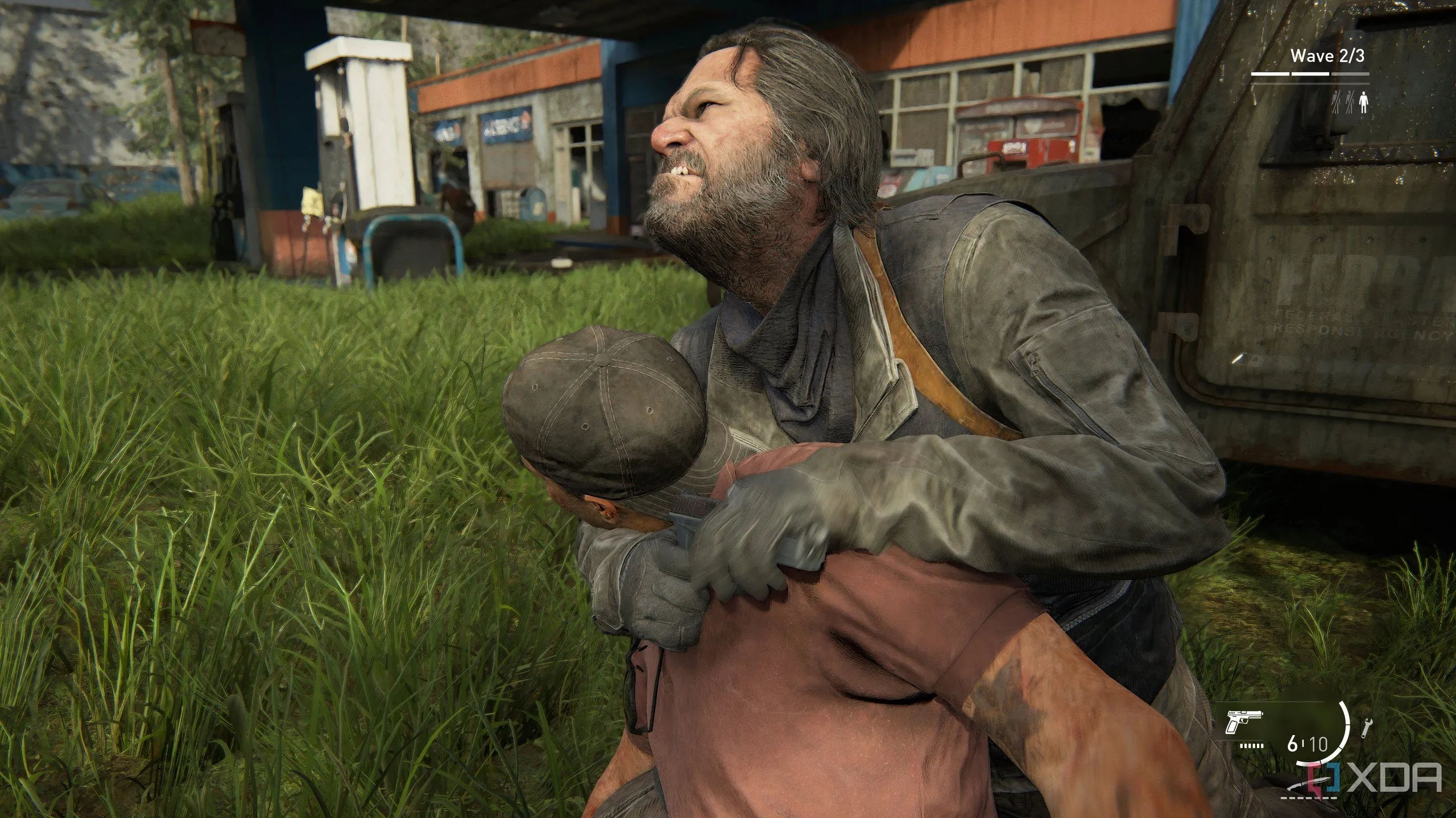 Cảnh Bill sử dụng kỹ năng siết cổ kẻ thù trong gameplay The Last of Us Part II Remastered.