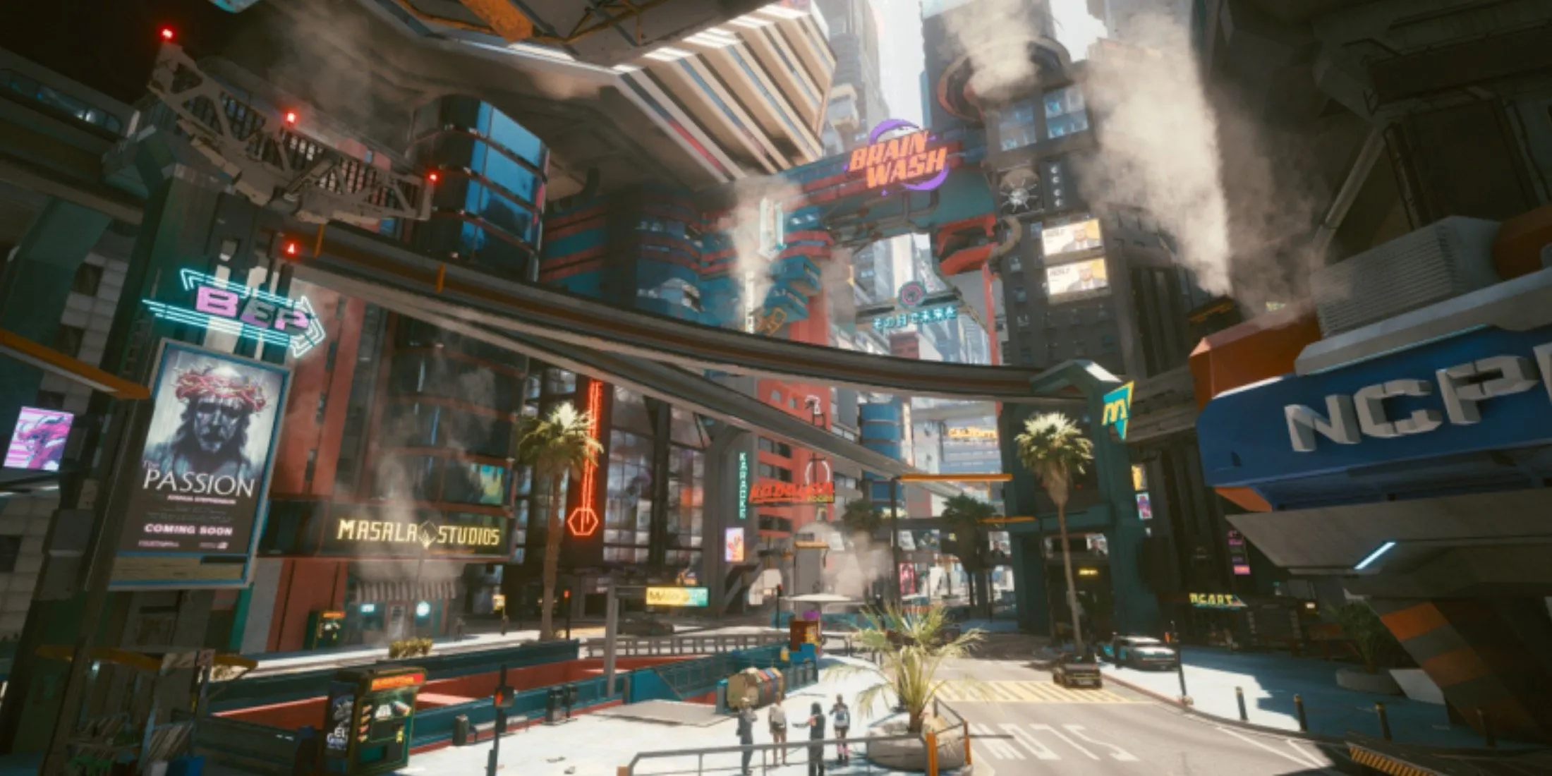 Cảnh đường phố đông đúc với xe cộ và người đi bộ dưới ánh đèn neon của Night City trong Cyberpunk 2077.