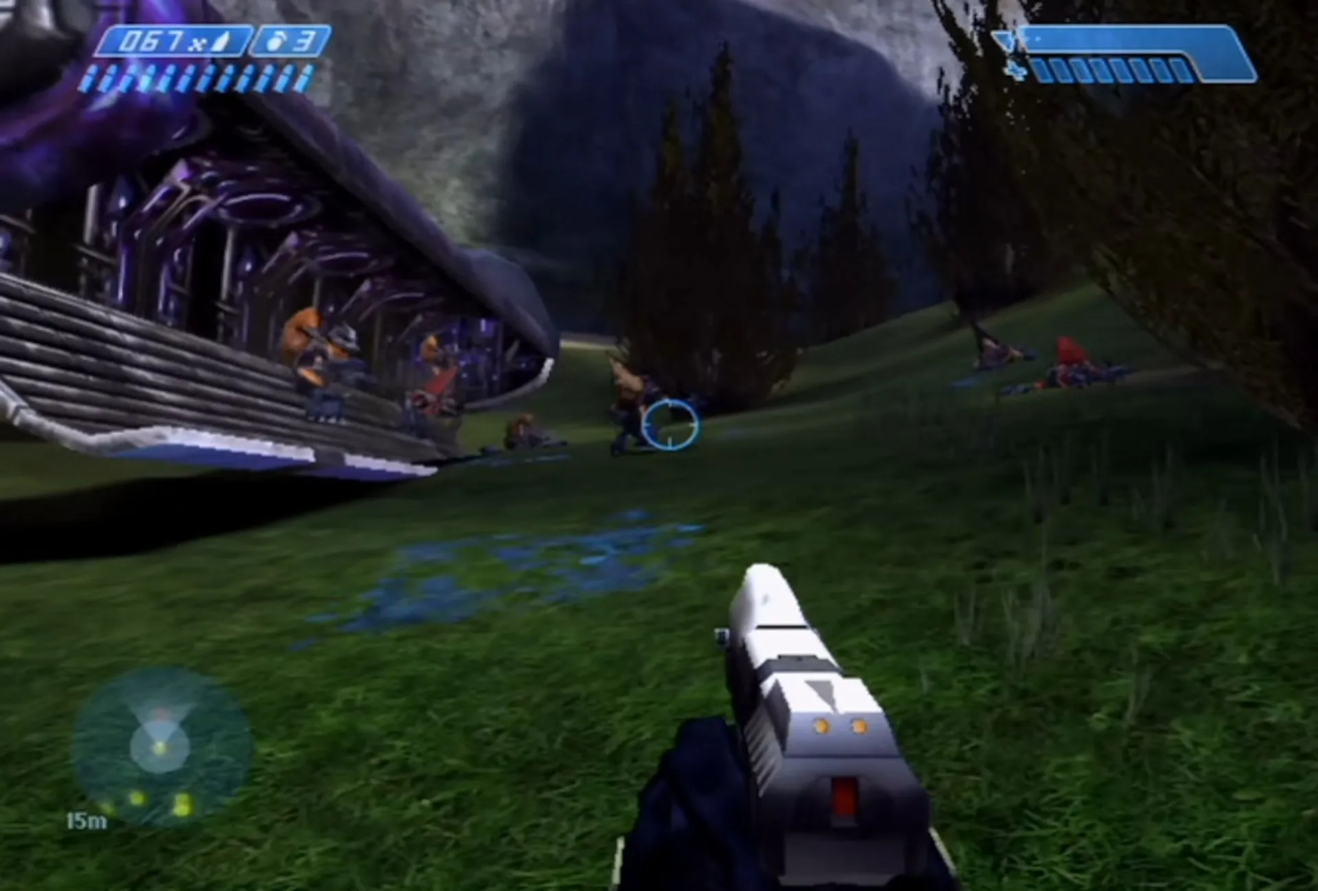 Cảnh gameplay bắn súng góc nhìn thứ nhất trong Halo: Combat Evolved, tựa game định hình thể loại FPS trên console