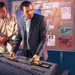 Cảnh trong Grand Theft Auto V: Xe cảnh sát đậu trên đường thành phố về đêm
