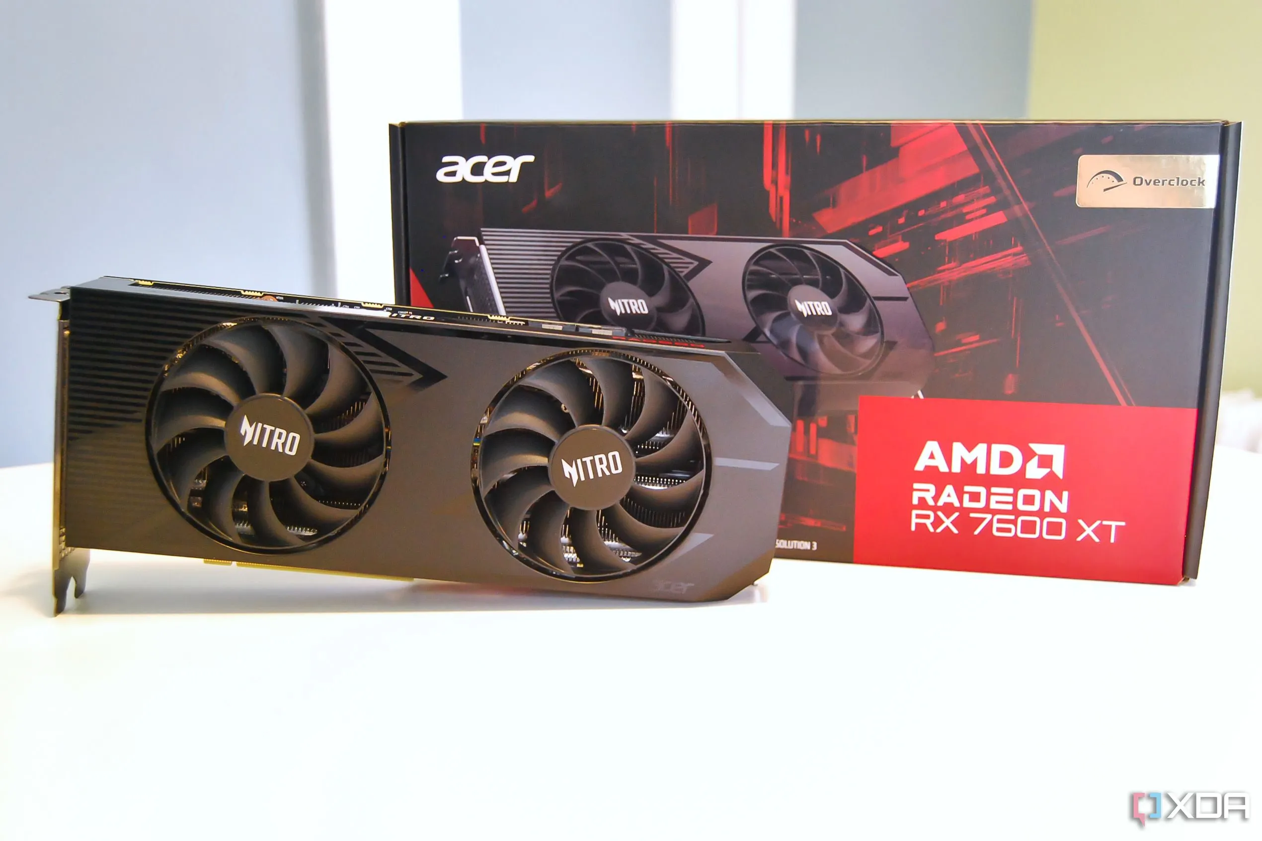 Card đồ họa Acer Nitro Radeon RX 7600 XT OC nhìn từ mặt trước