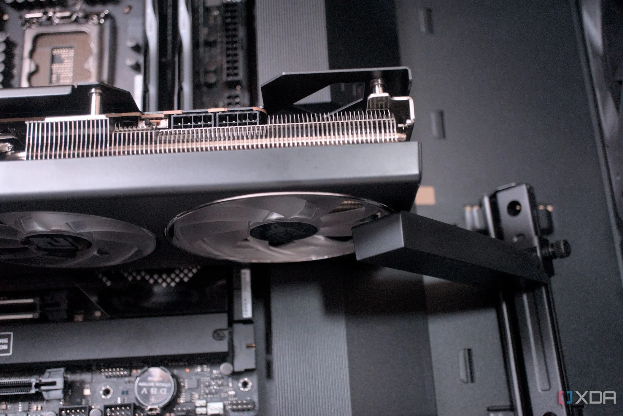 Card đồ họa Asus được lắp đặt chắc chắn trong case Asus ProArt PA602 với giá đỡ chống cong vênh