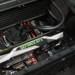 Card đồ họa GTX 1070 Ti Founders Edition lắp đặt trong hệ thống máy tính.
