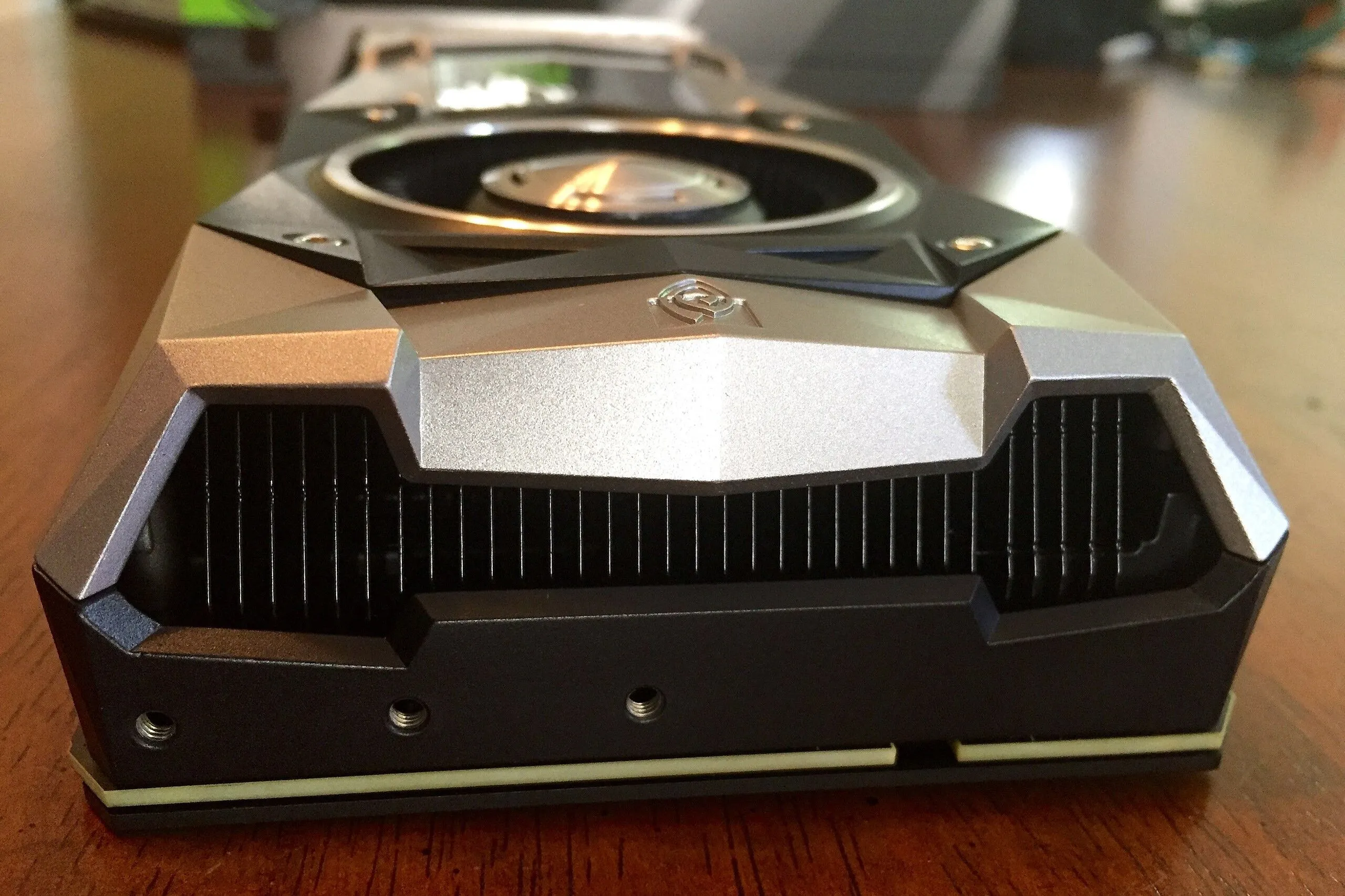 Card đồ họa NVIDIA GeForce GTX 1080 Ti Founders Edition trên bàn làm việc